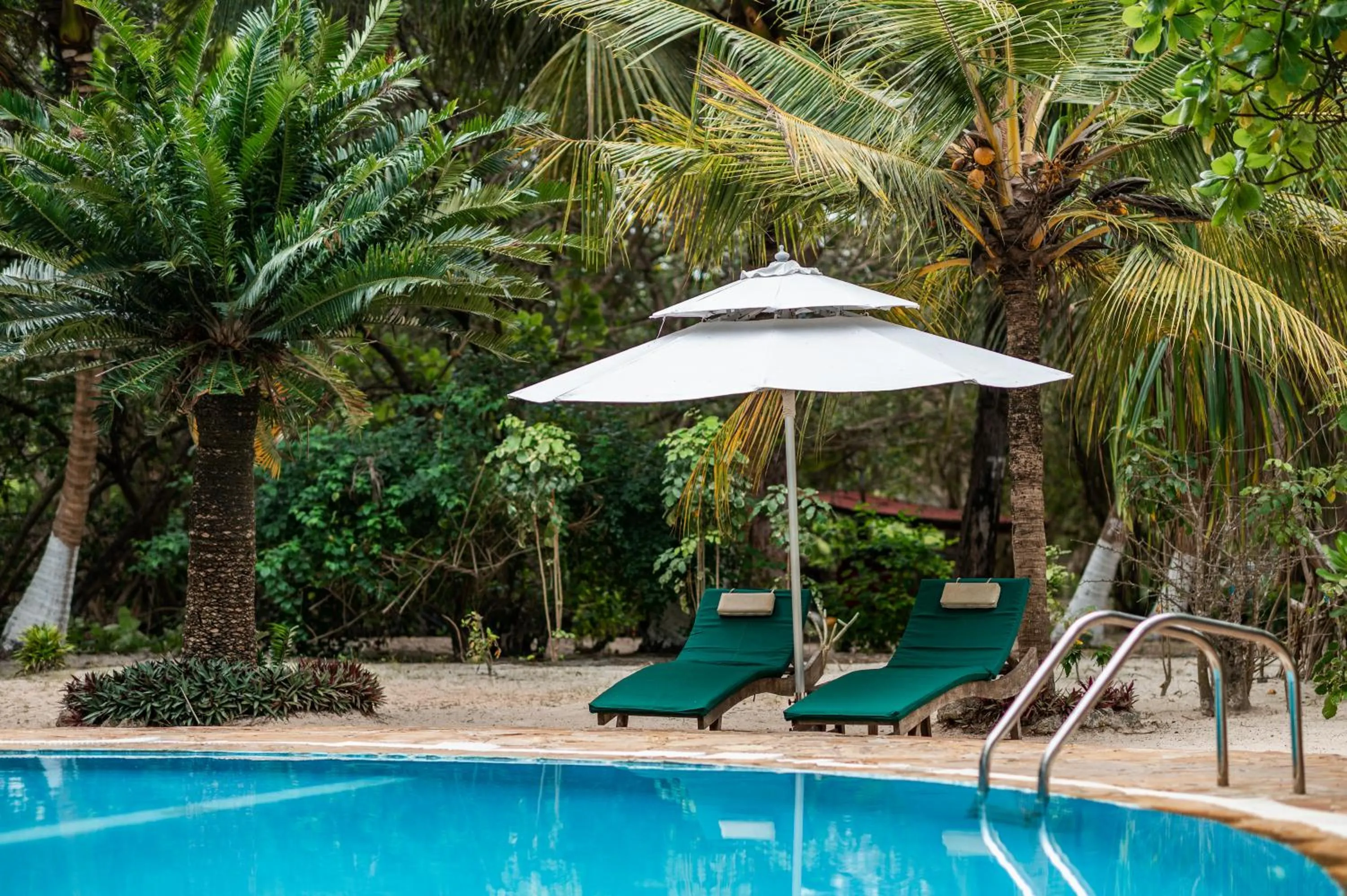 Swimming pool in Hakuna Majiwe Beach Lodge