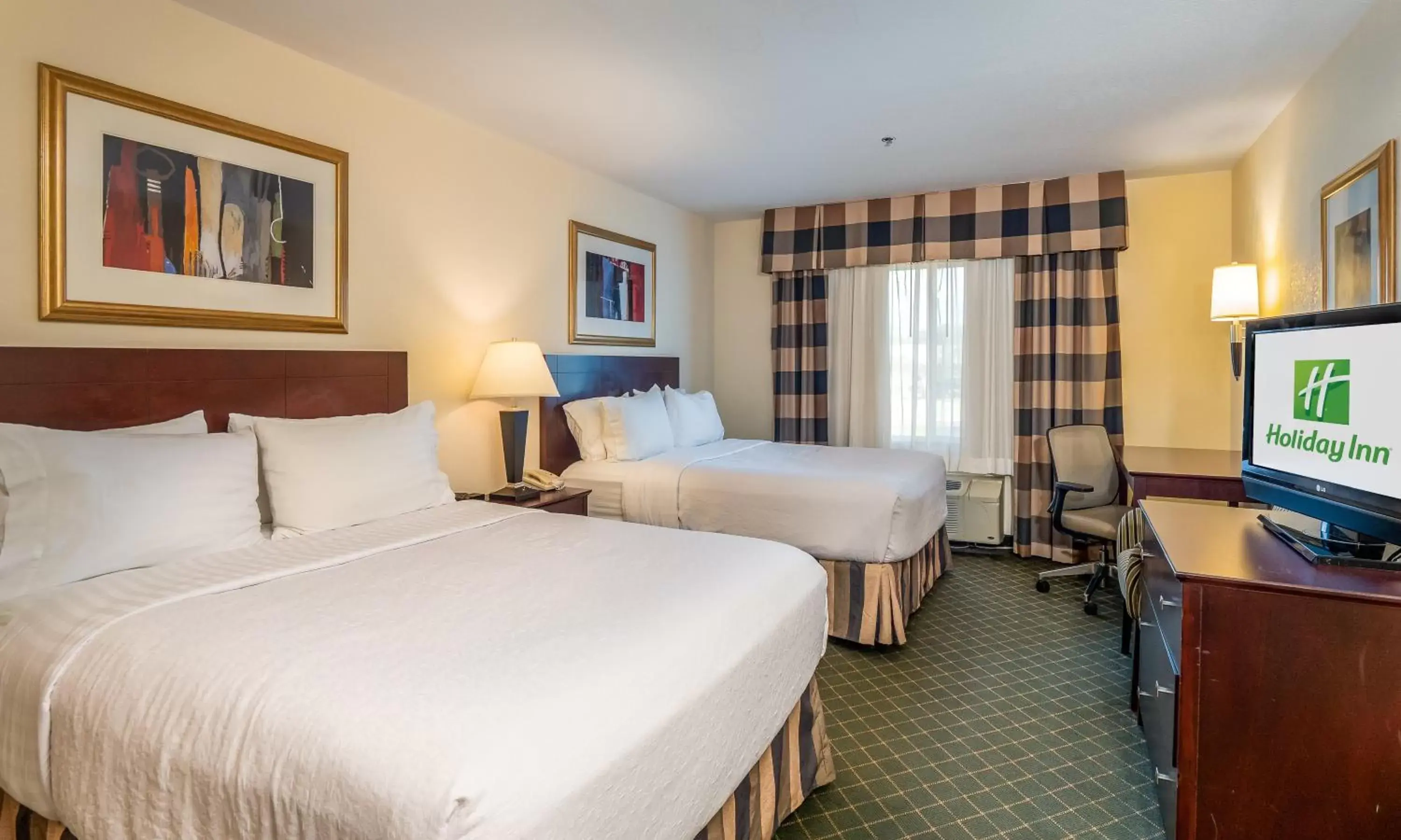 Photo of the whole room, Bed in Holiday Inn Conference Center Marshfield, an IHG Hotel