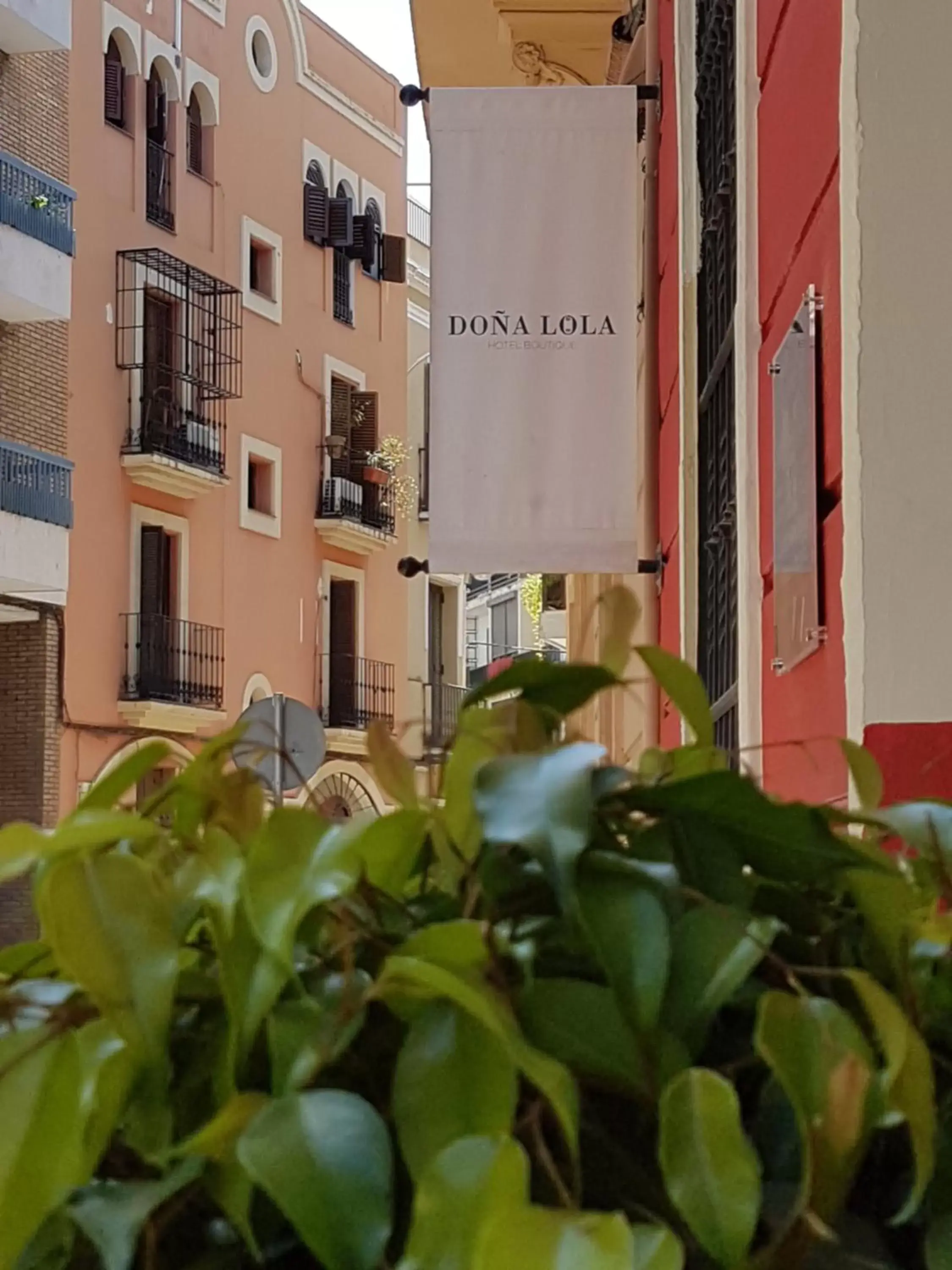 Facade/entrance, Property Building in Hotel y Apartamentos Doña Lola