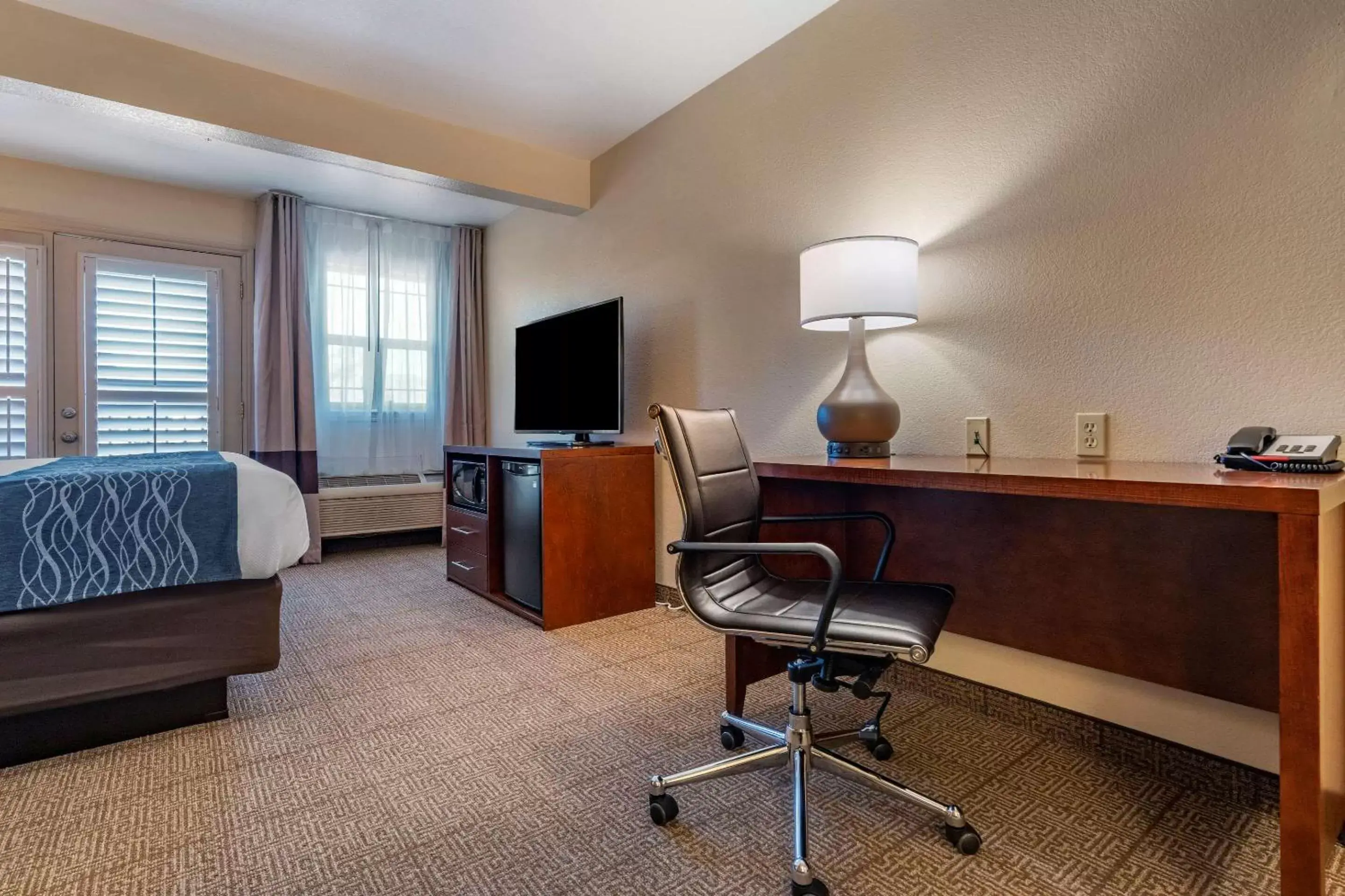 Bedroom, TV/Entertainment Center in Comfort Inn & Suites Ukiah Mendocino County