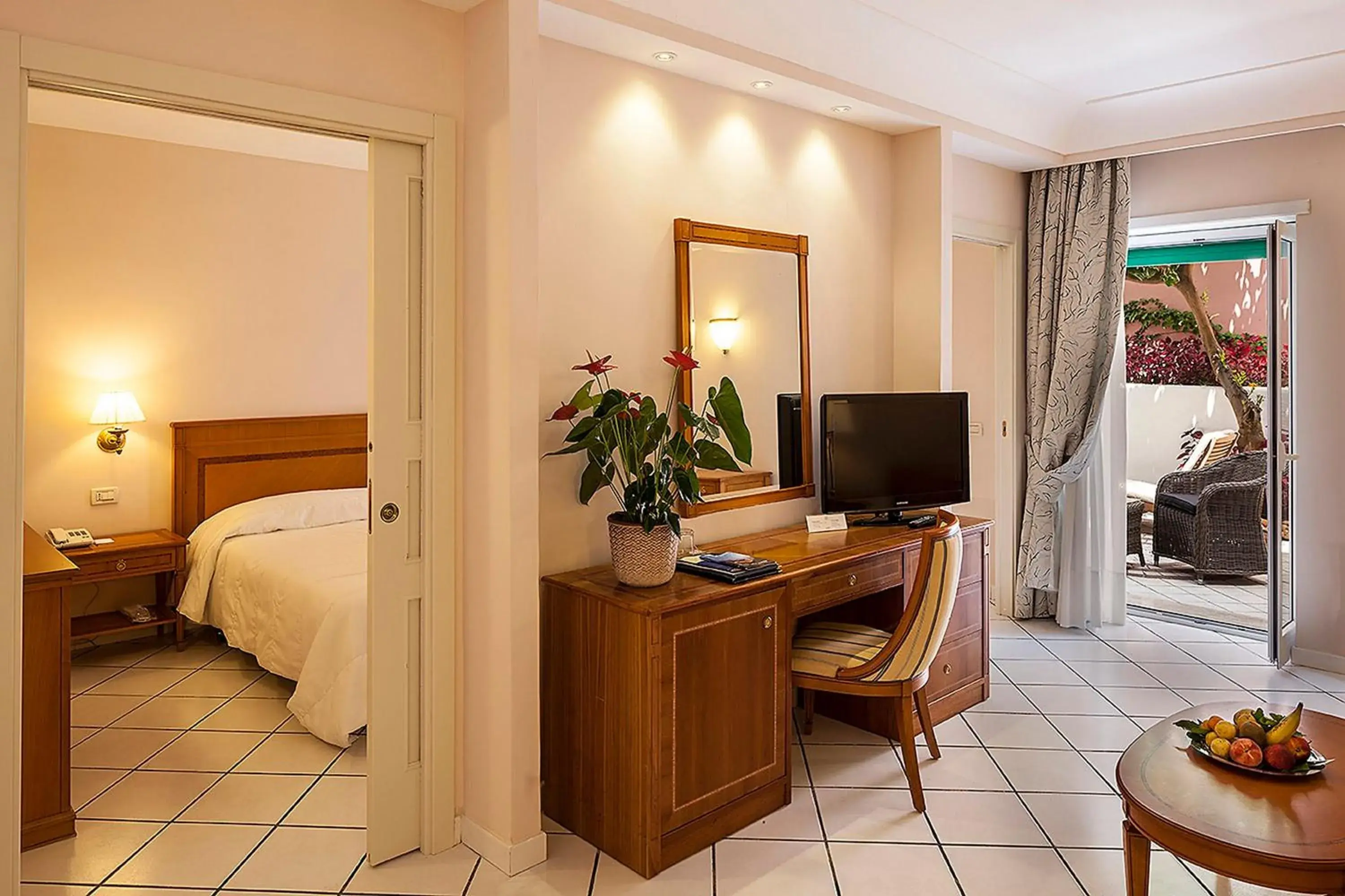 Bedroom, TV/Entertainment Center in Hotel Continental Ischia