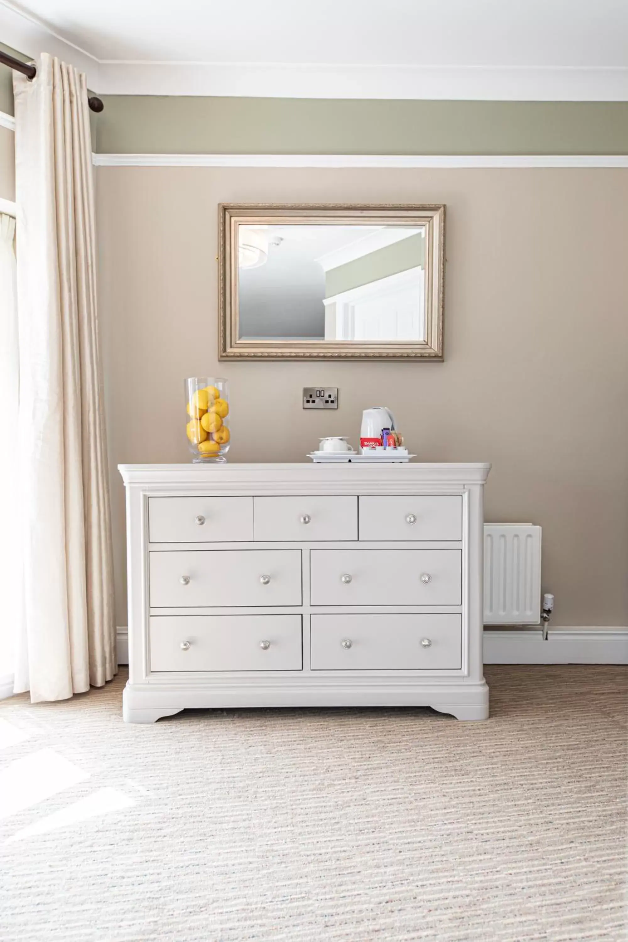 Bedroom, TV/Entertainment Center in Ballina Manor Hotel