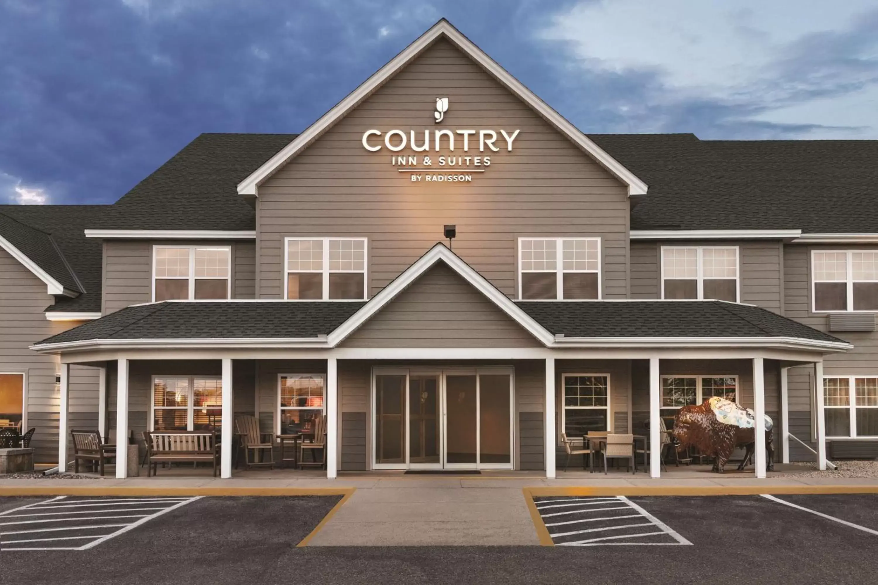 Property Building in Country Inn & Suites by Radisson, Buffalo, MN