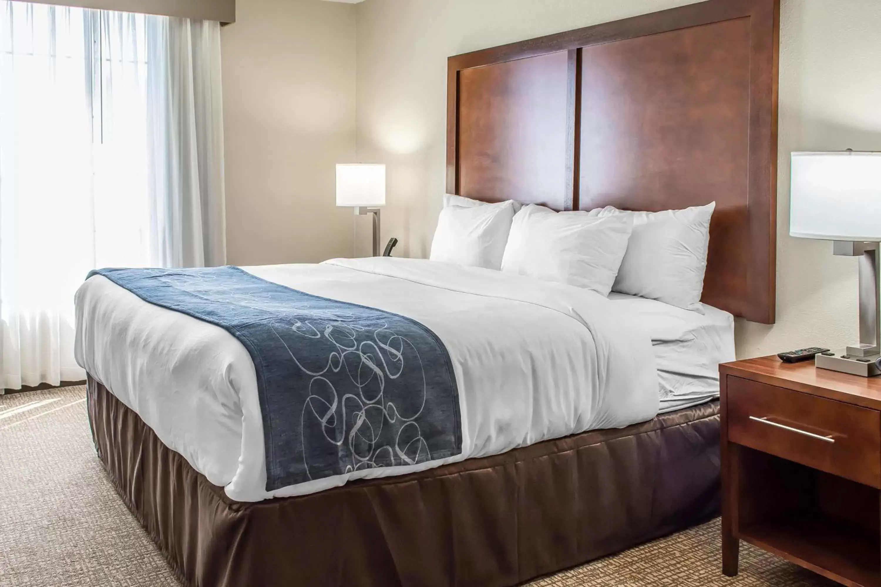 Bedroom, Bed in Comfort Suites Near Potomac Mills