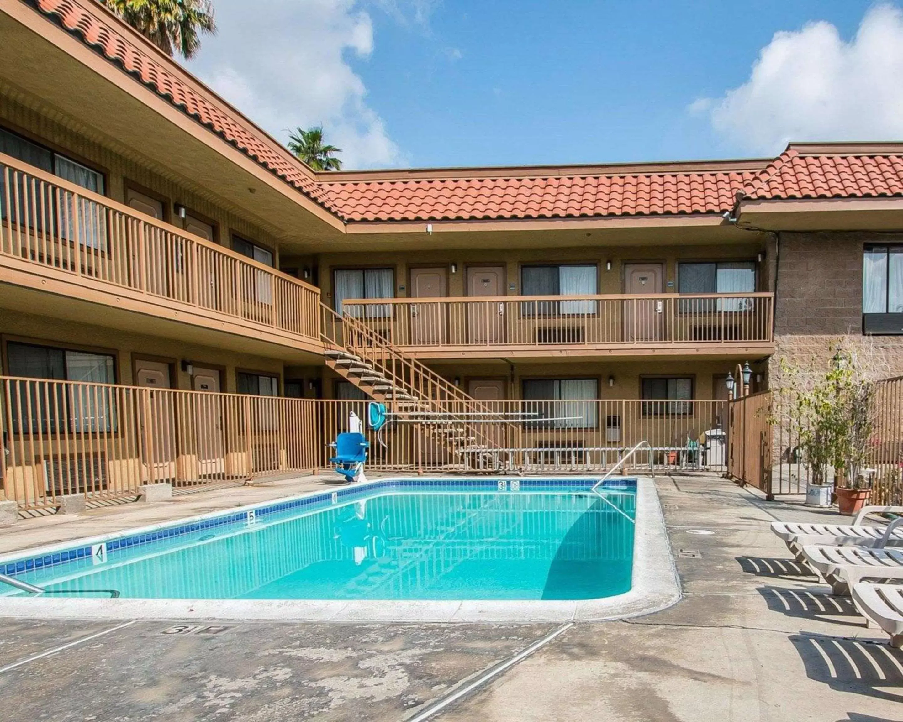 Swimming Pool in Palm Inn Hotel near Tyler Mall Riverside