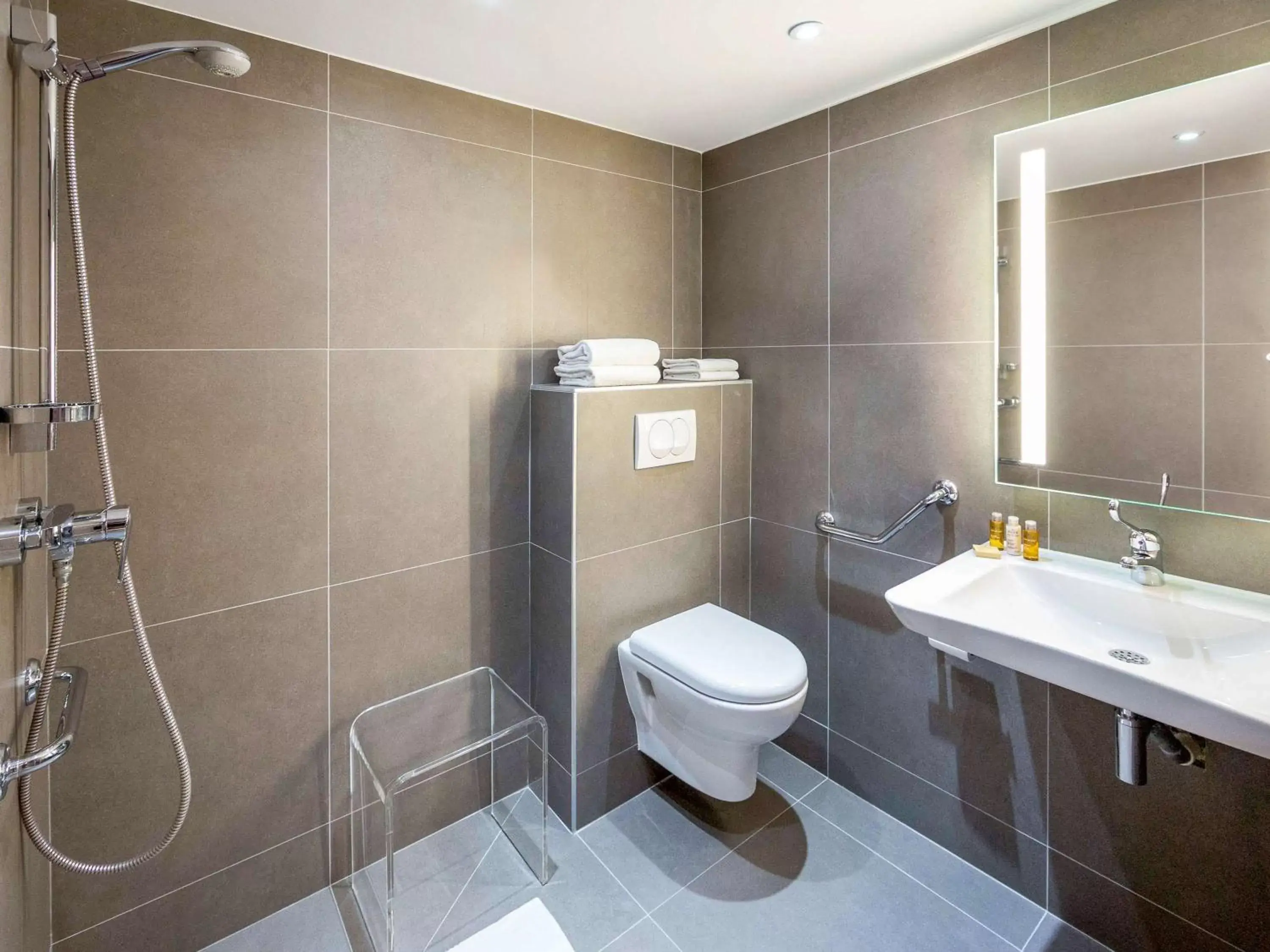 Photo of the whole room, Bathroom in Mercure Béziers