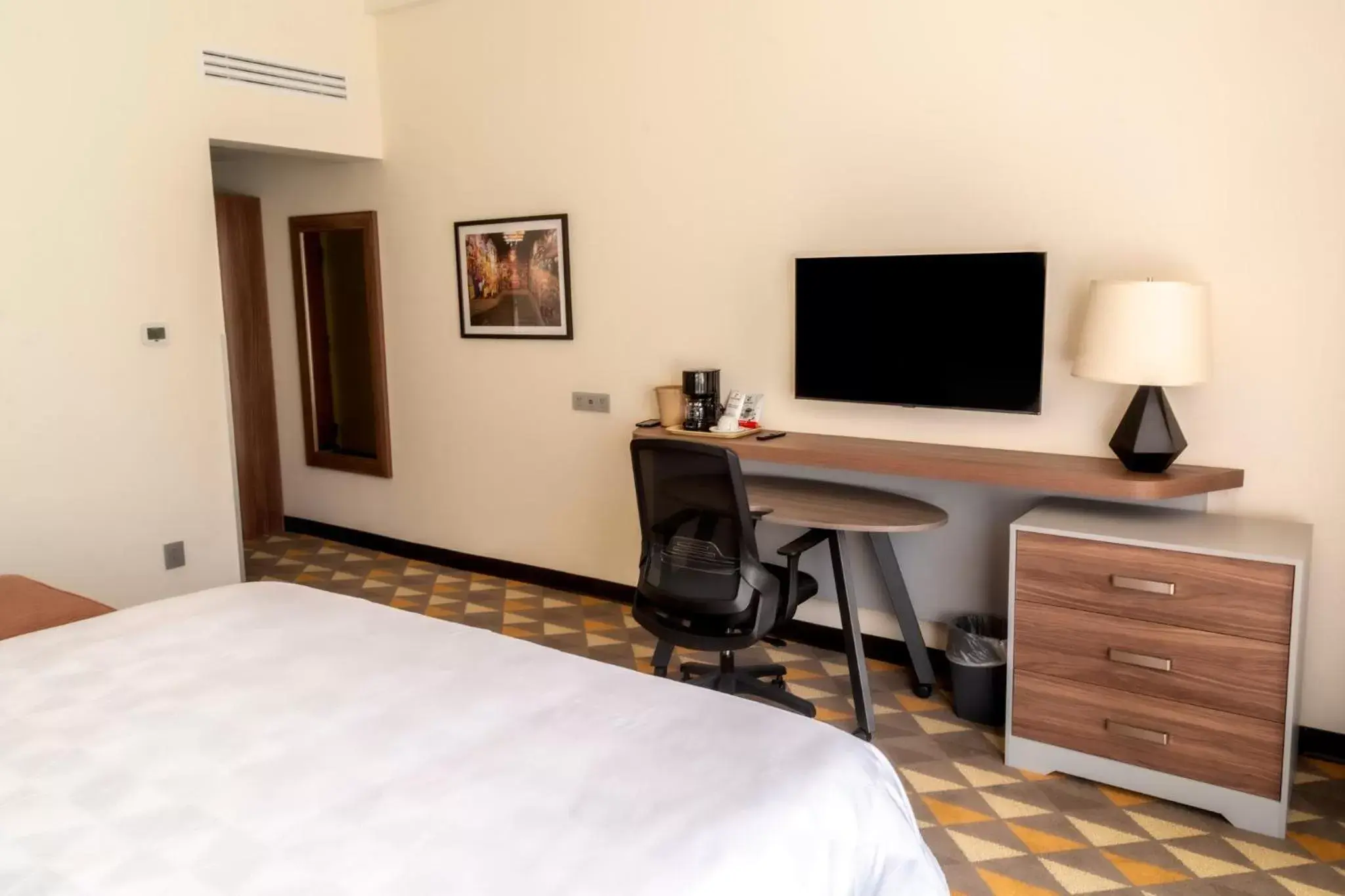 Bedroom, TV/Entertainment Center in Holiday Inn Tlaxcala, an IHG Hotel