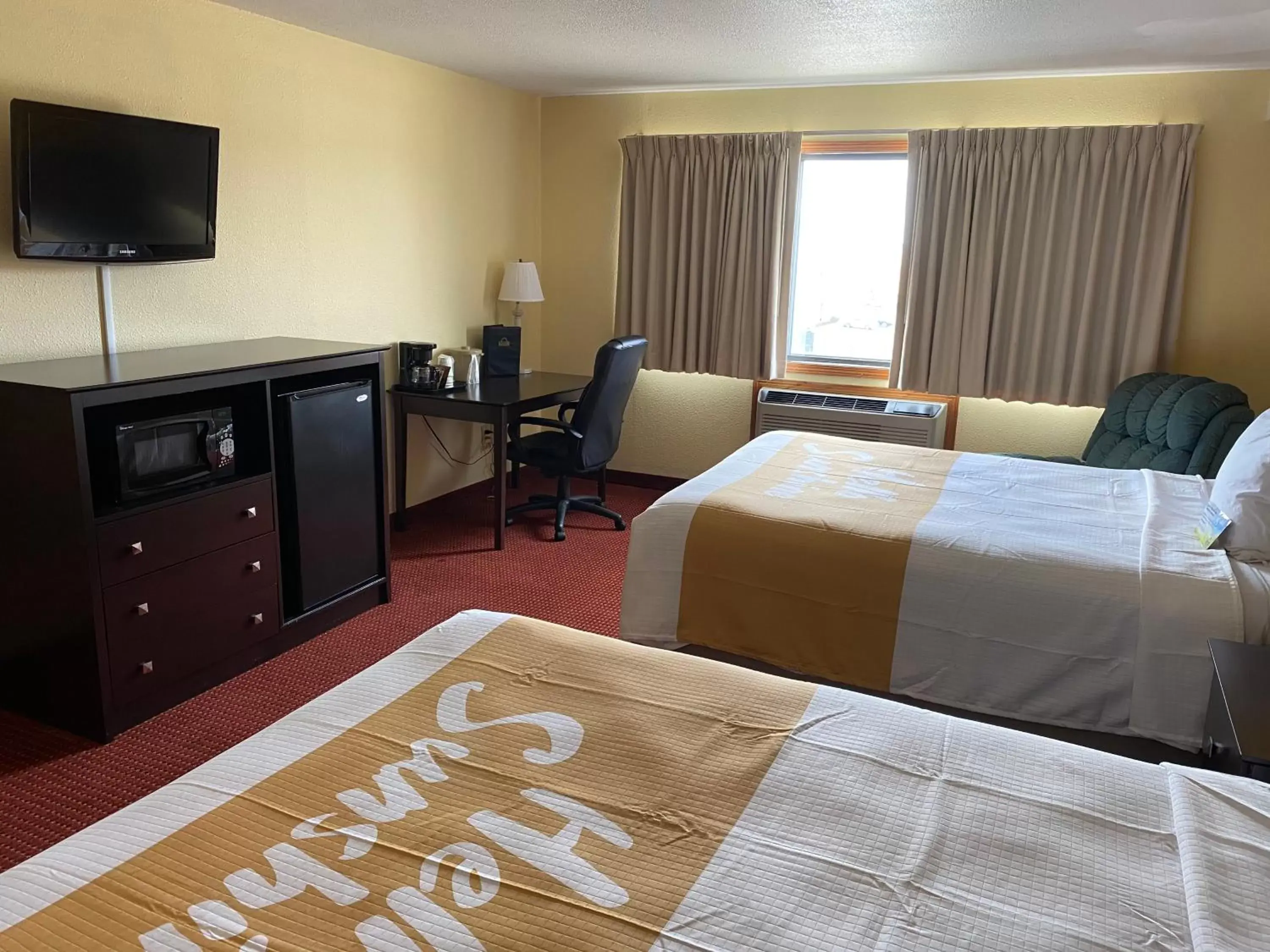 Bed in Days Inn & Suites by Wyndham Des Moines Airport