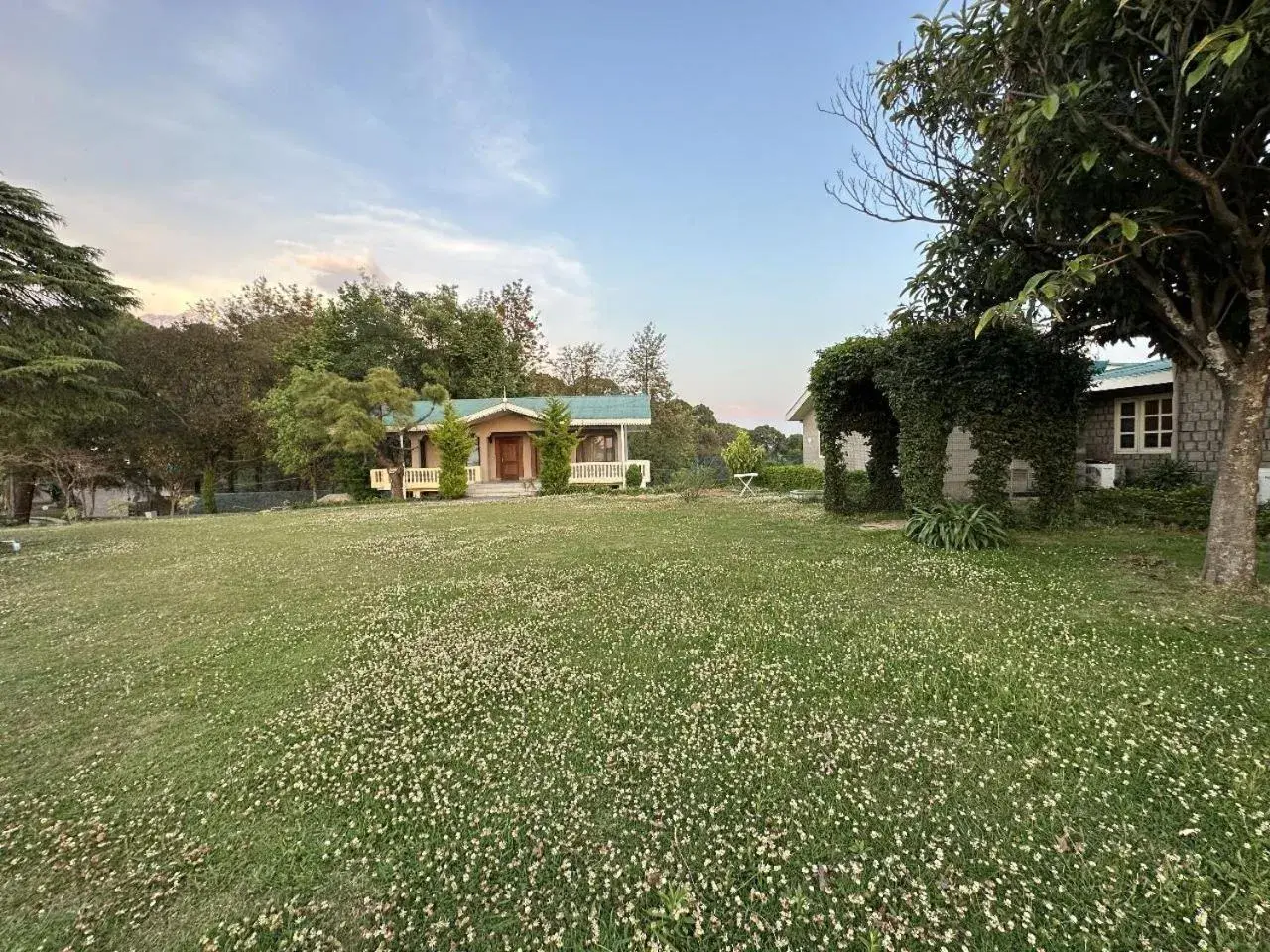 Property building, Garden in Brij Anayra, Dharamshala