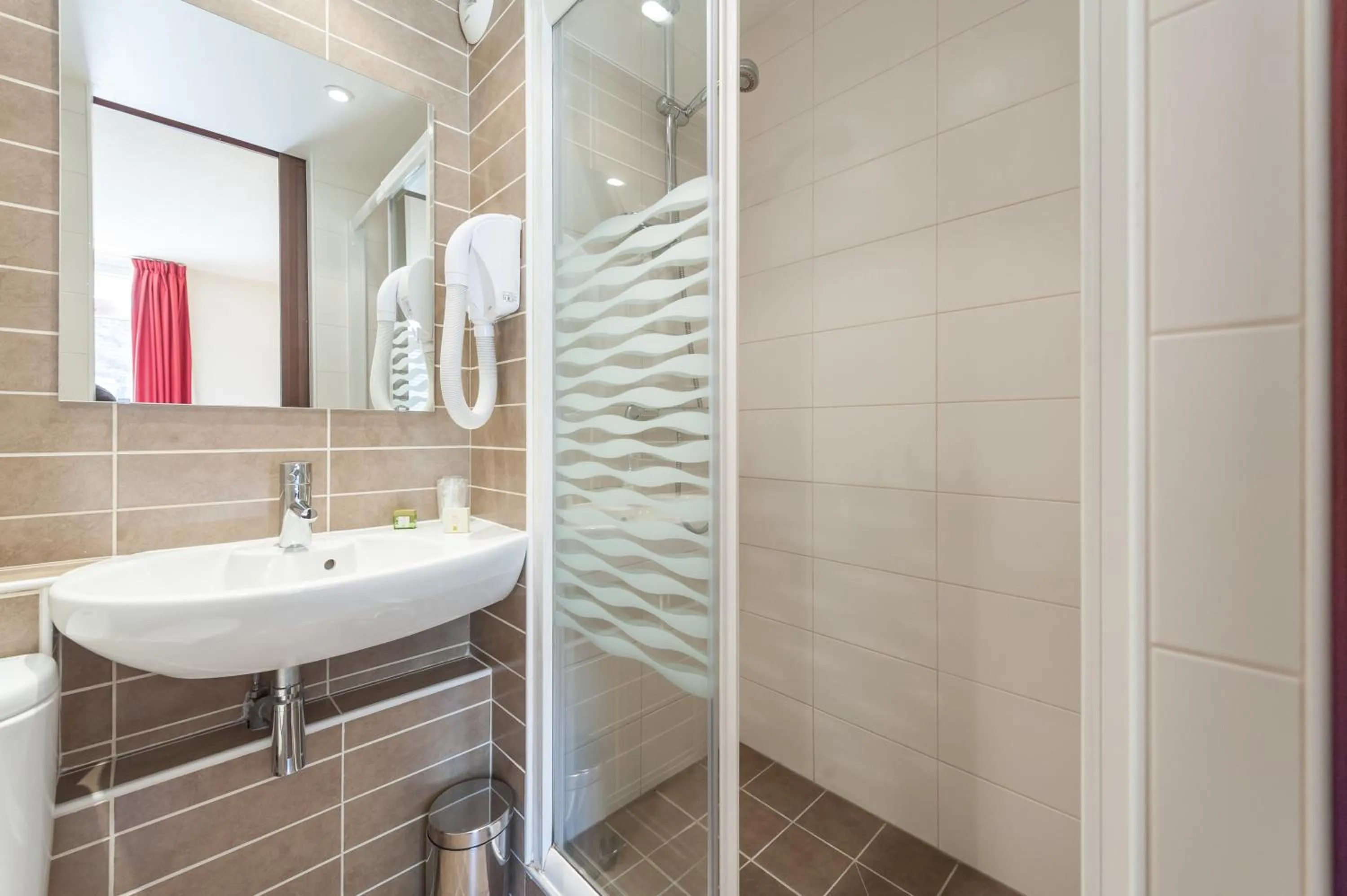 Shower in Contact Hotel Atoll