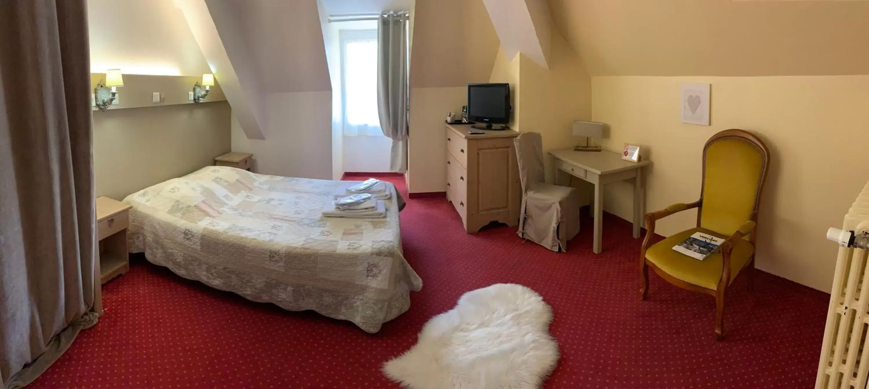 Property building, Bed in Hôtel Le Dauphin