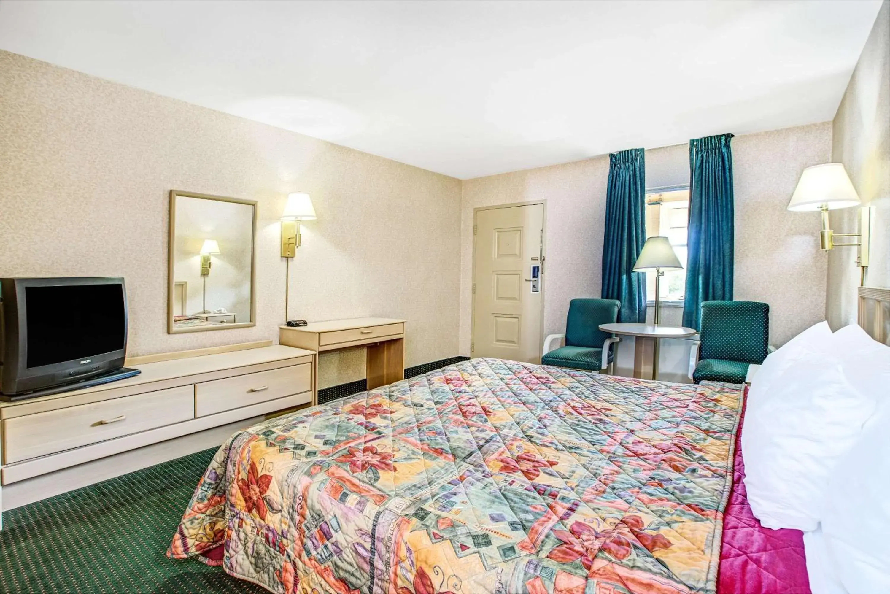 Photo of the whole room, Bed in Days Inn by Wyndham Arlington/Washington DC
