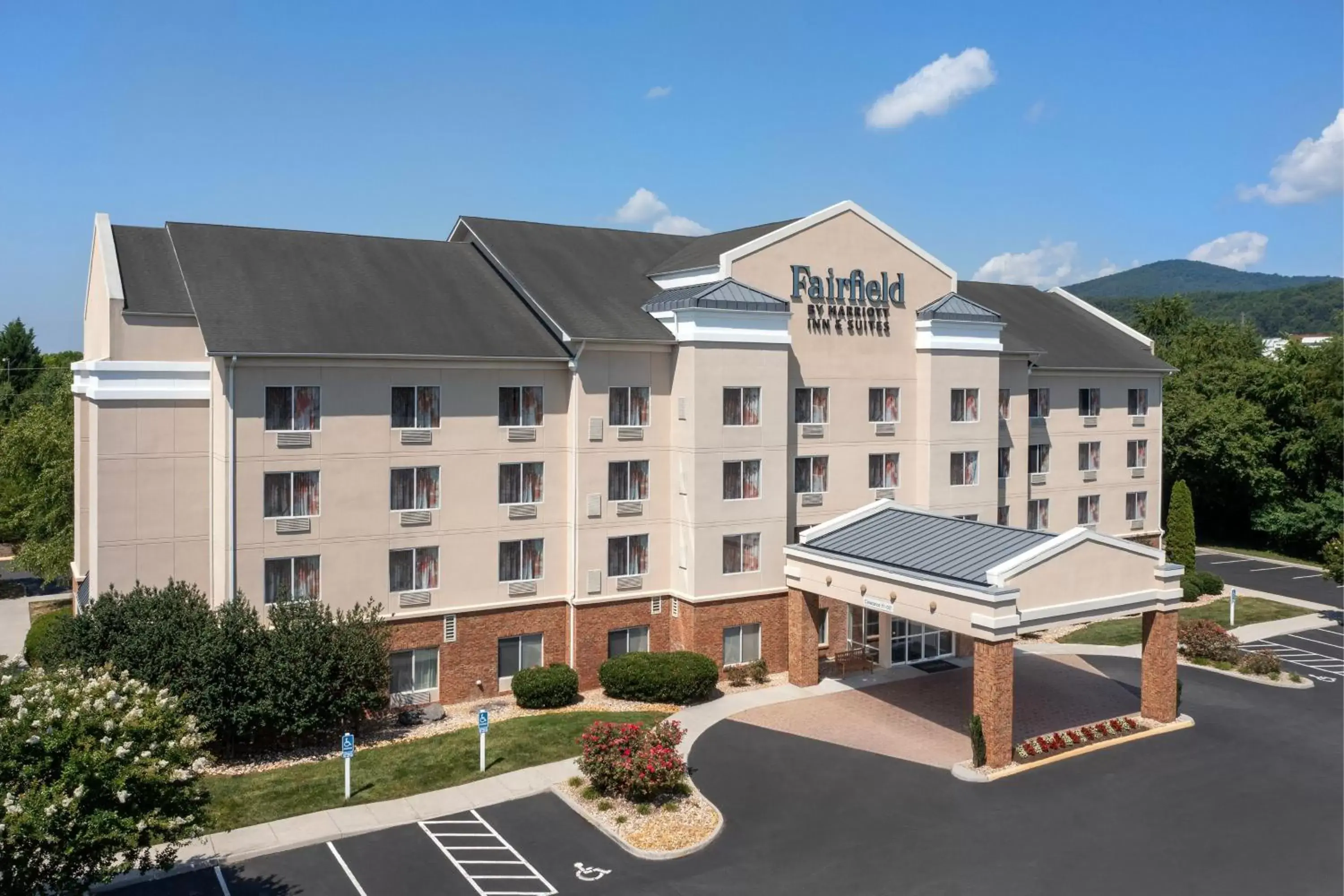 Property Building in Fairfield Inn & Suites Roanoke Hollins/I-81