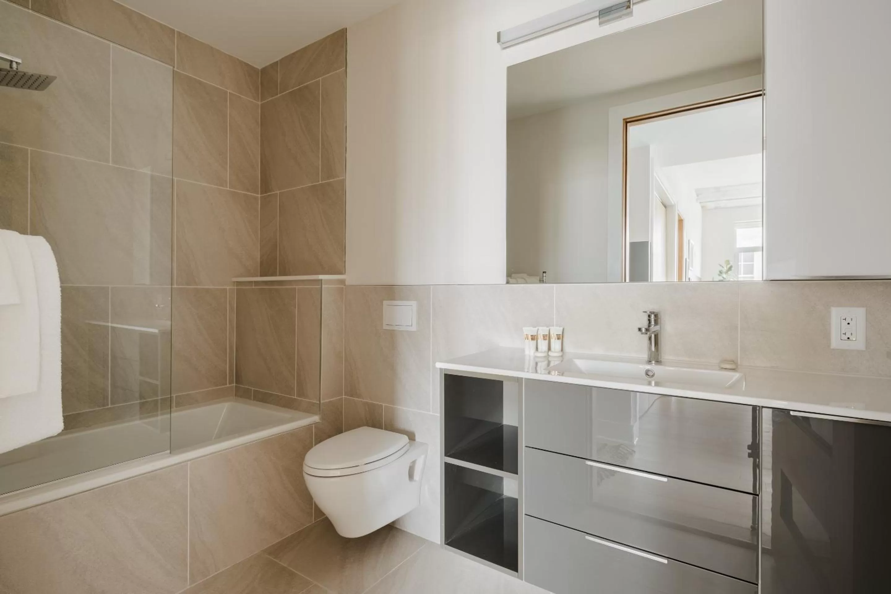 Living room, Bathroom in Sonder The Mint