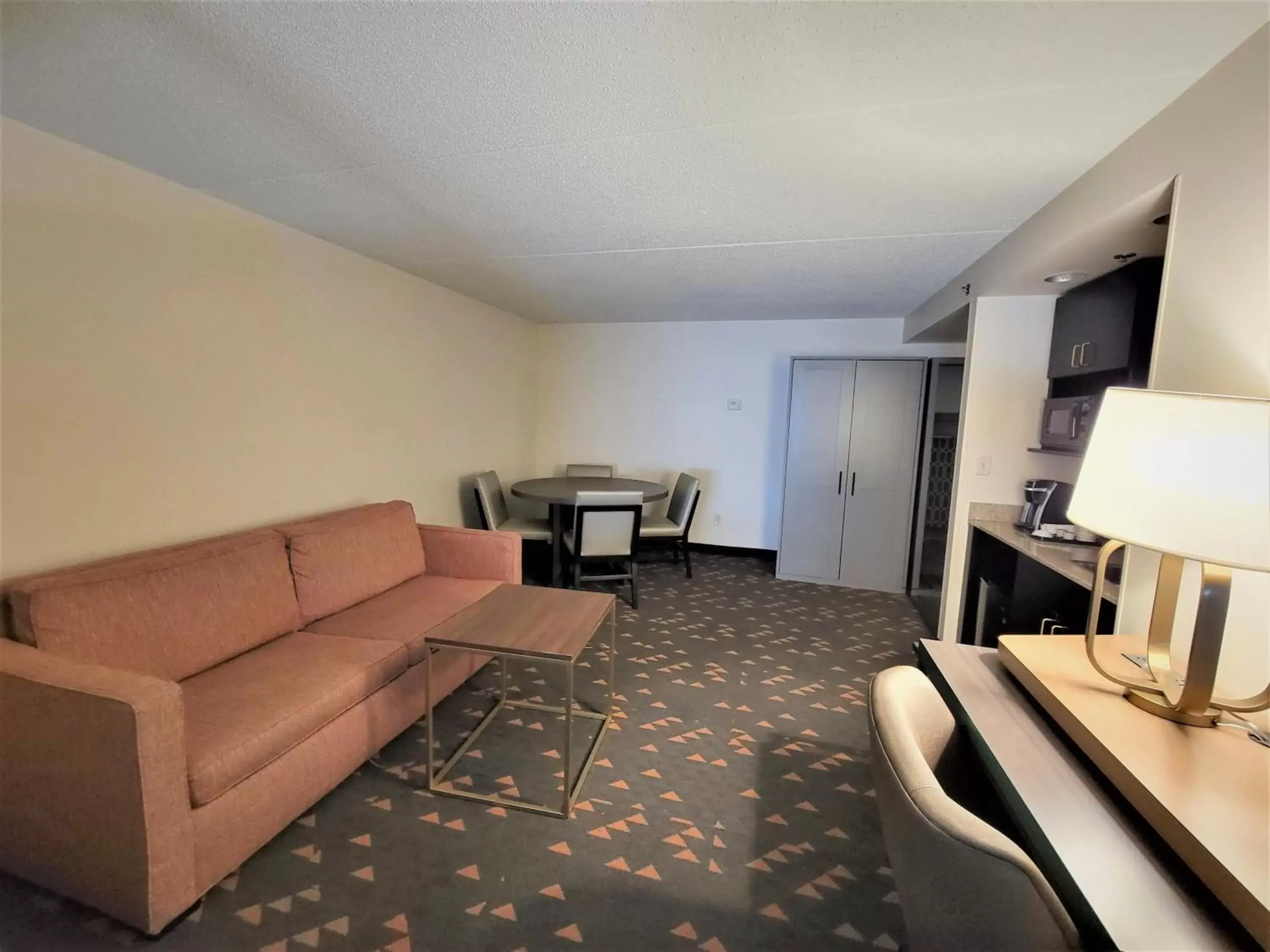 Photo of the whole room, Seating Area in Holiday Inn Hotel & Suites Ann Arbor University of Michigan Area, an IHG Hotel