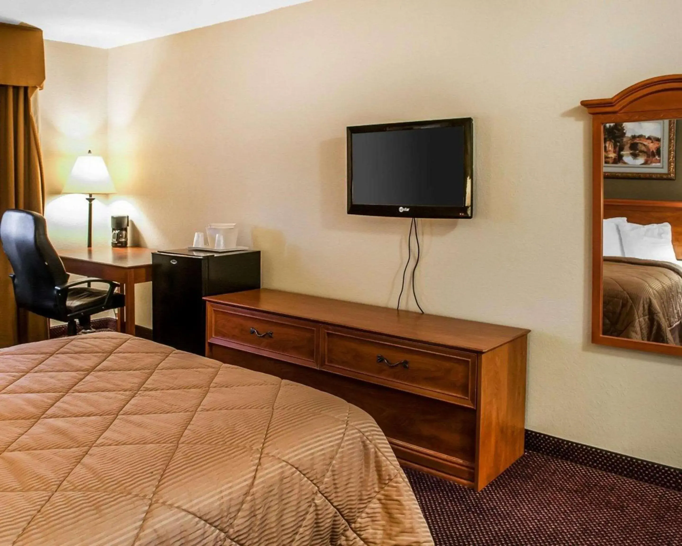 Photo of the whole room, TV/Entertainment Center in Rodeway Inn of Espanola