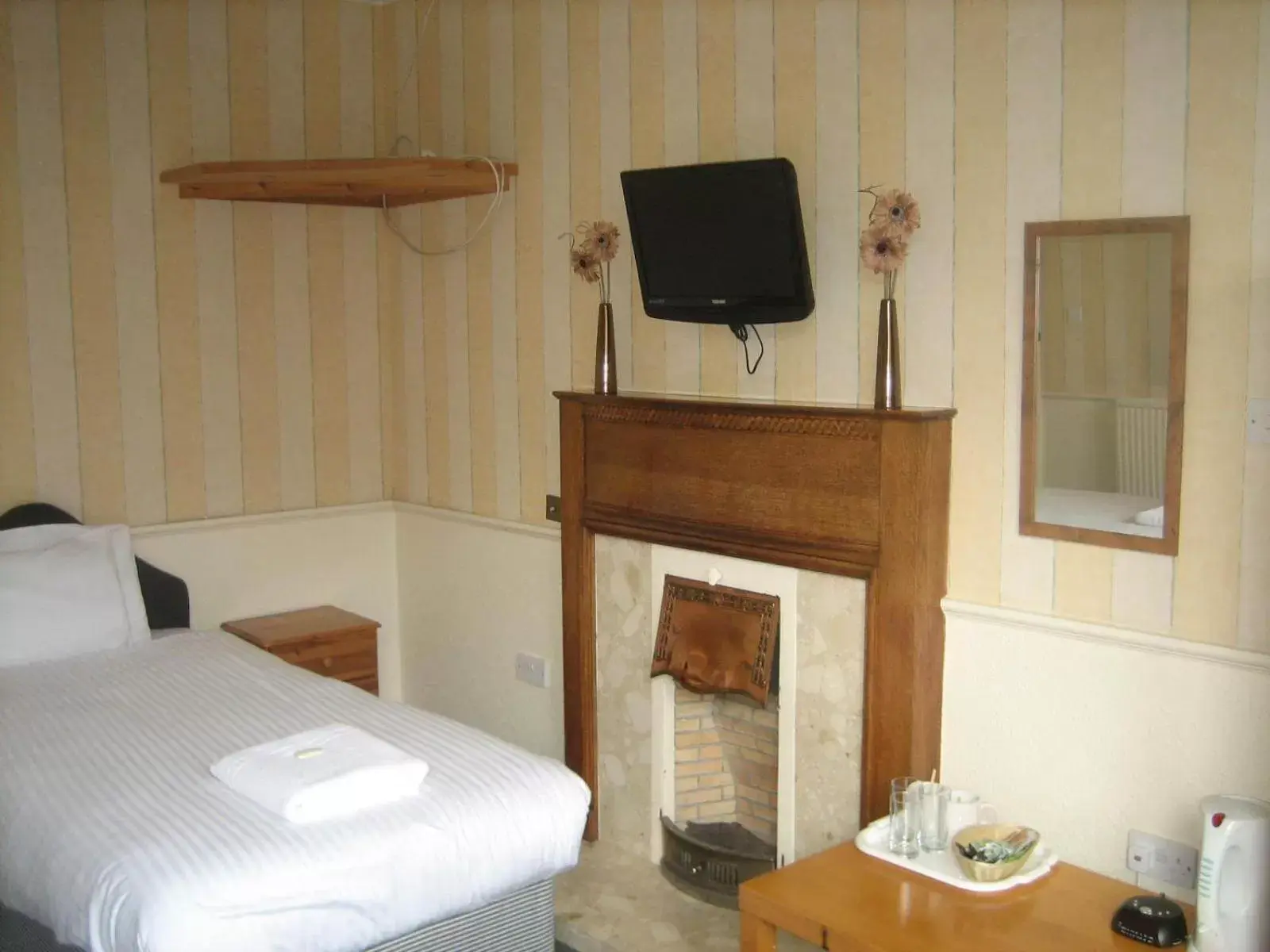 Bed, TV/Entertainment Center in Murrayfield Park Guest House