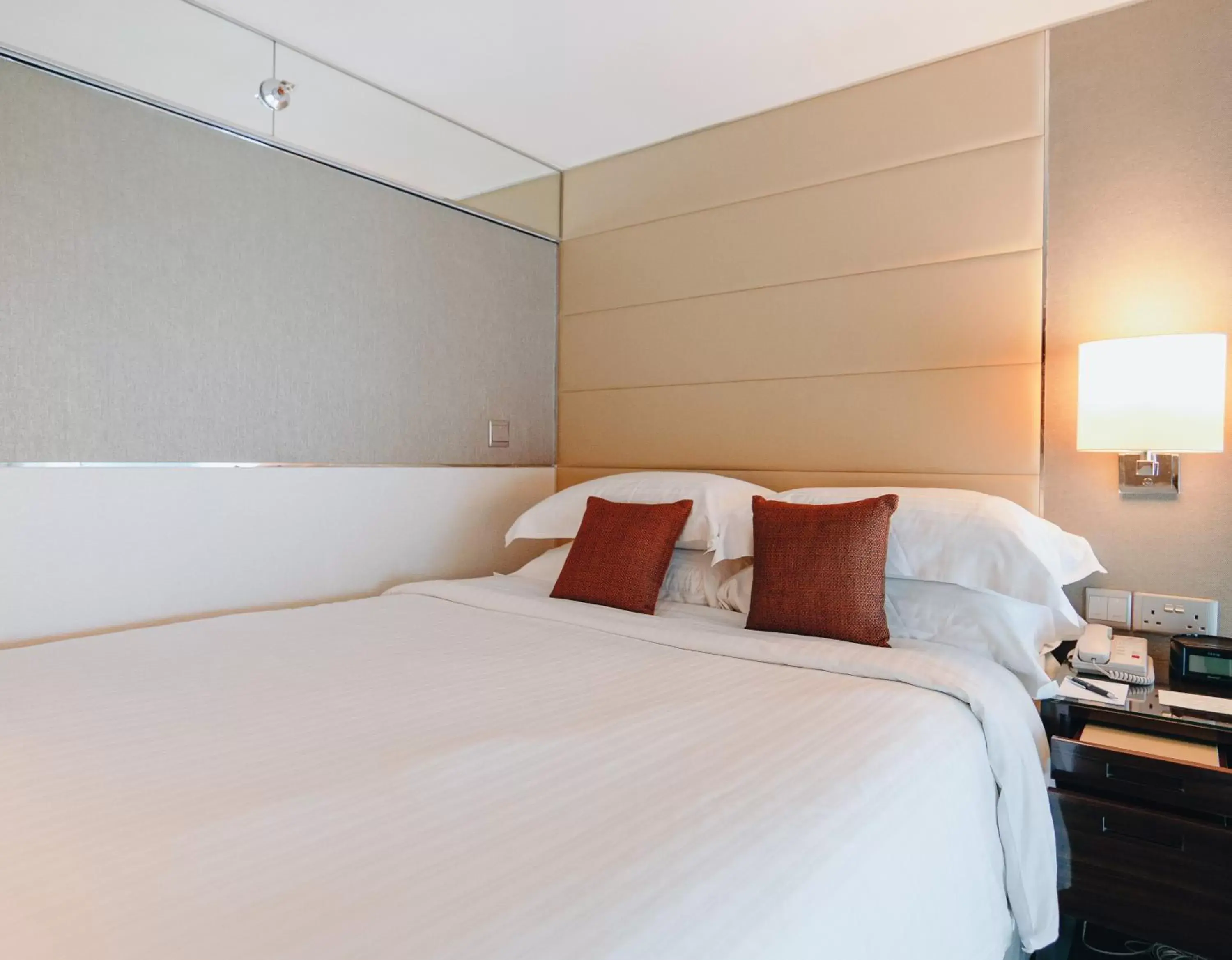 Bed in Holiday Inn Singapore Little India by IHG Bed in Holiday Inn Singapore Little India by IHG