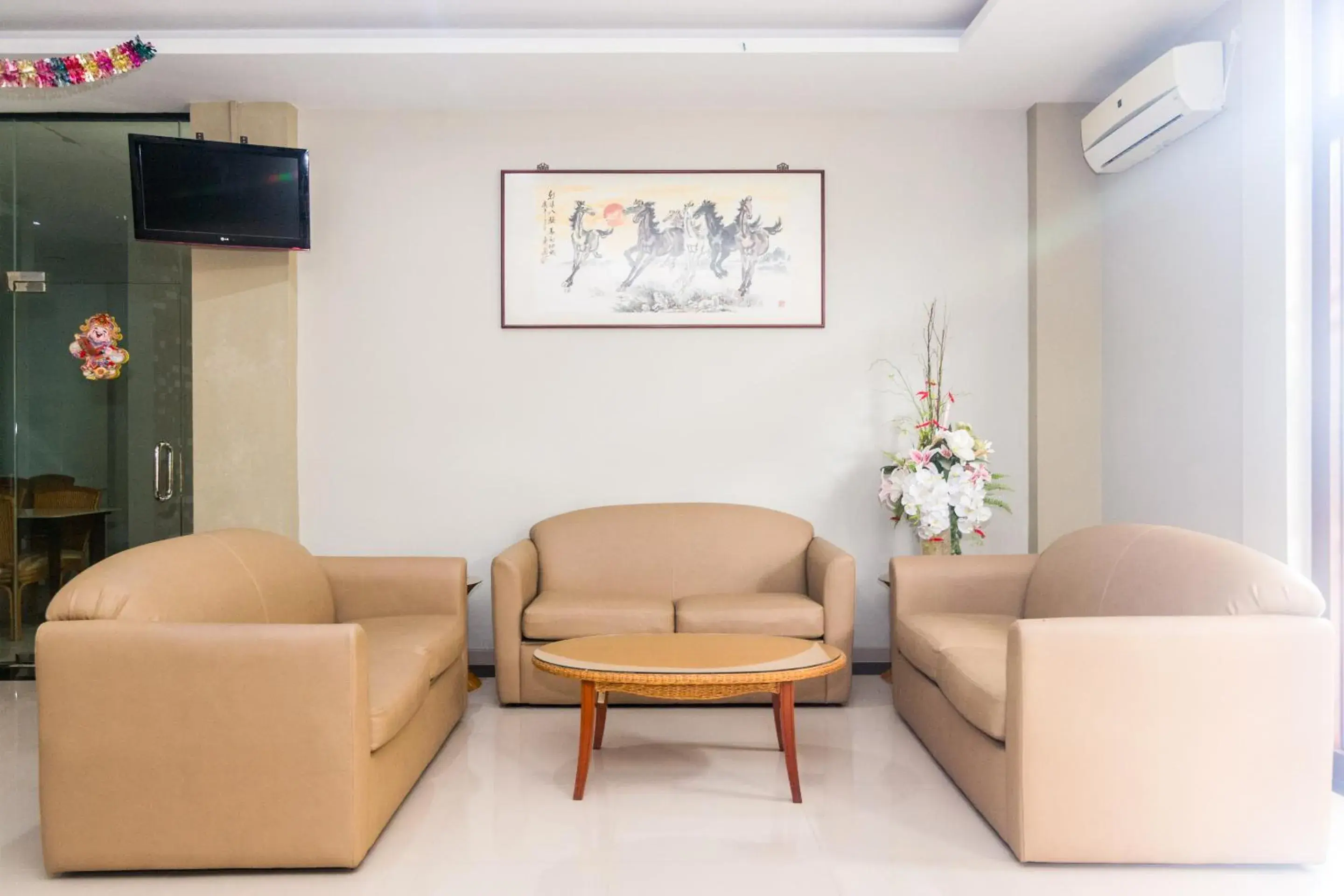 Lobby or reception, Seating Area in SUPER OYO 1867 Kara Guest House