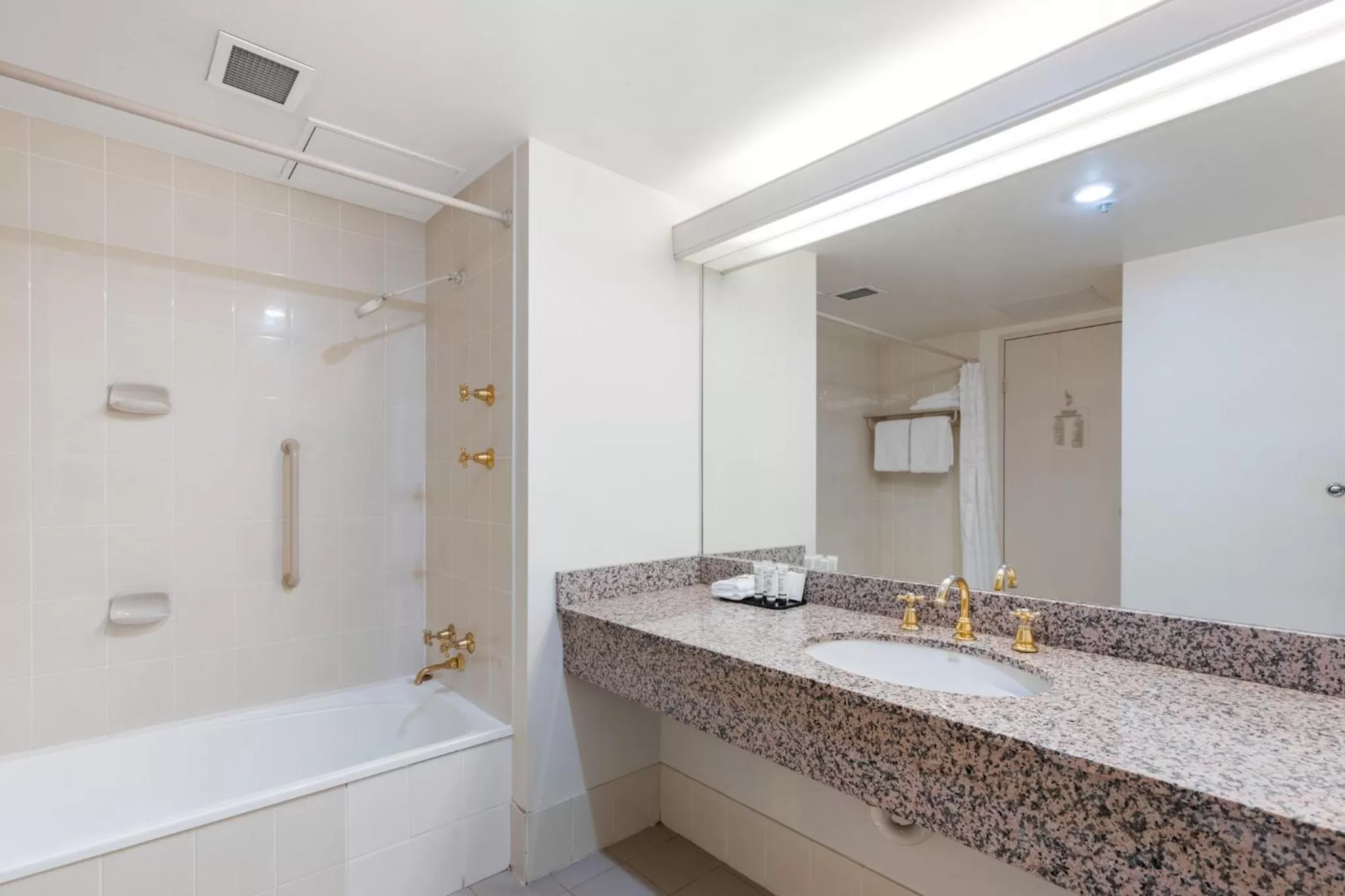 Bathroom in Hotel Grand Chancellor Launceston