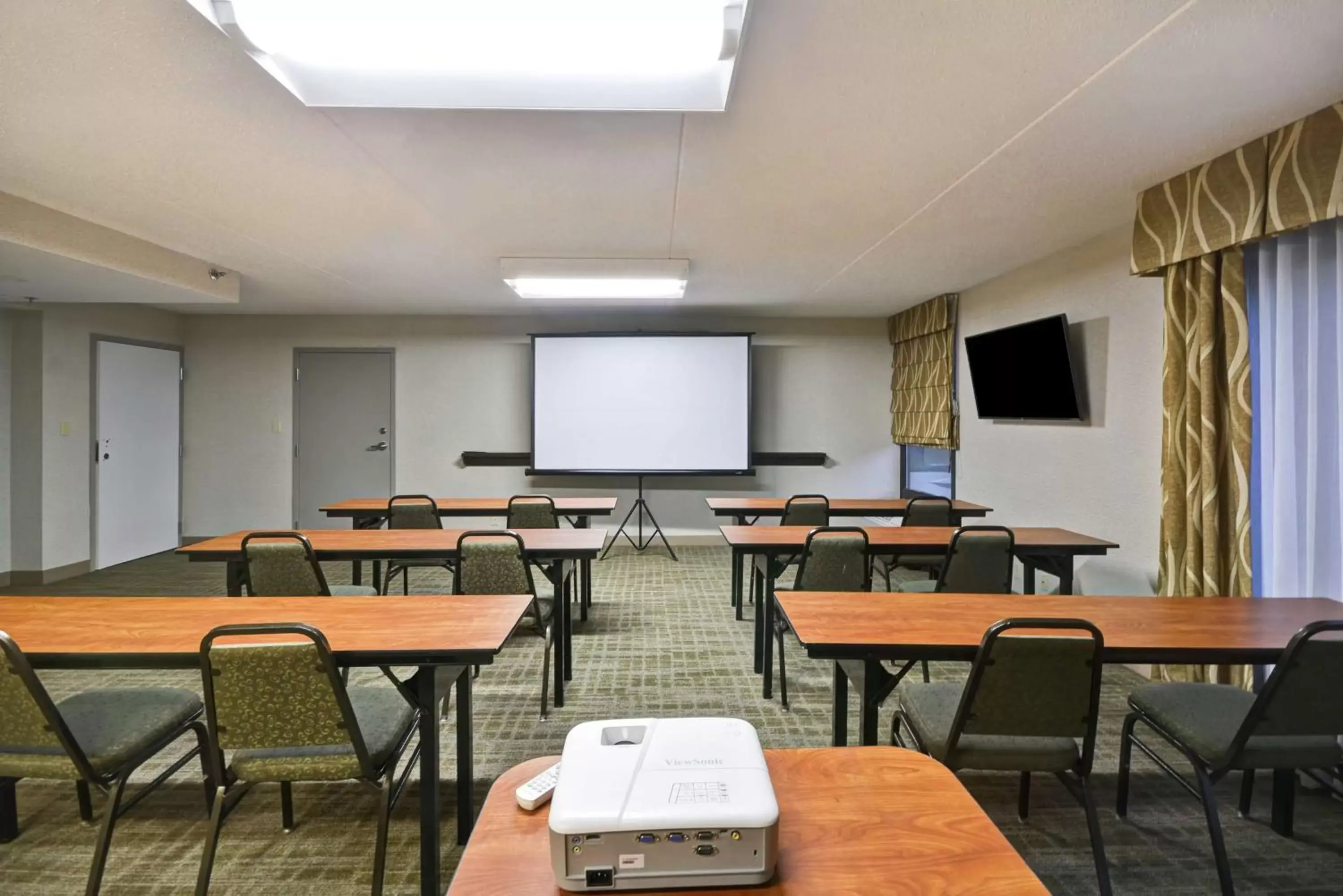 Meeting/conference room in Hampton Inn Detroit Madison Heights South Troy
