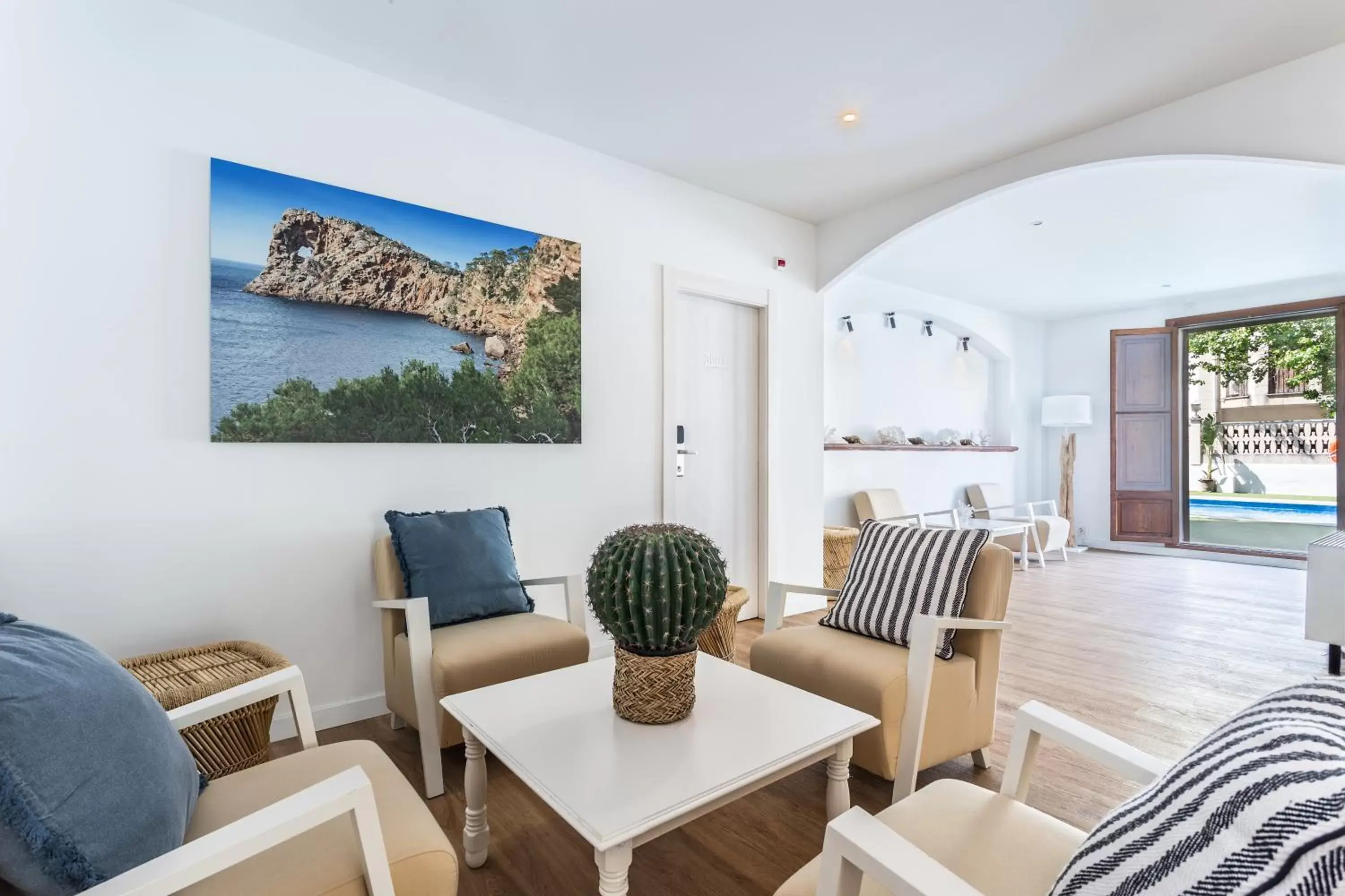 Communal lounge/ TV room, Seating Area in FERGUS Style Soller Beach