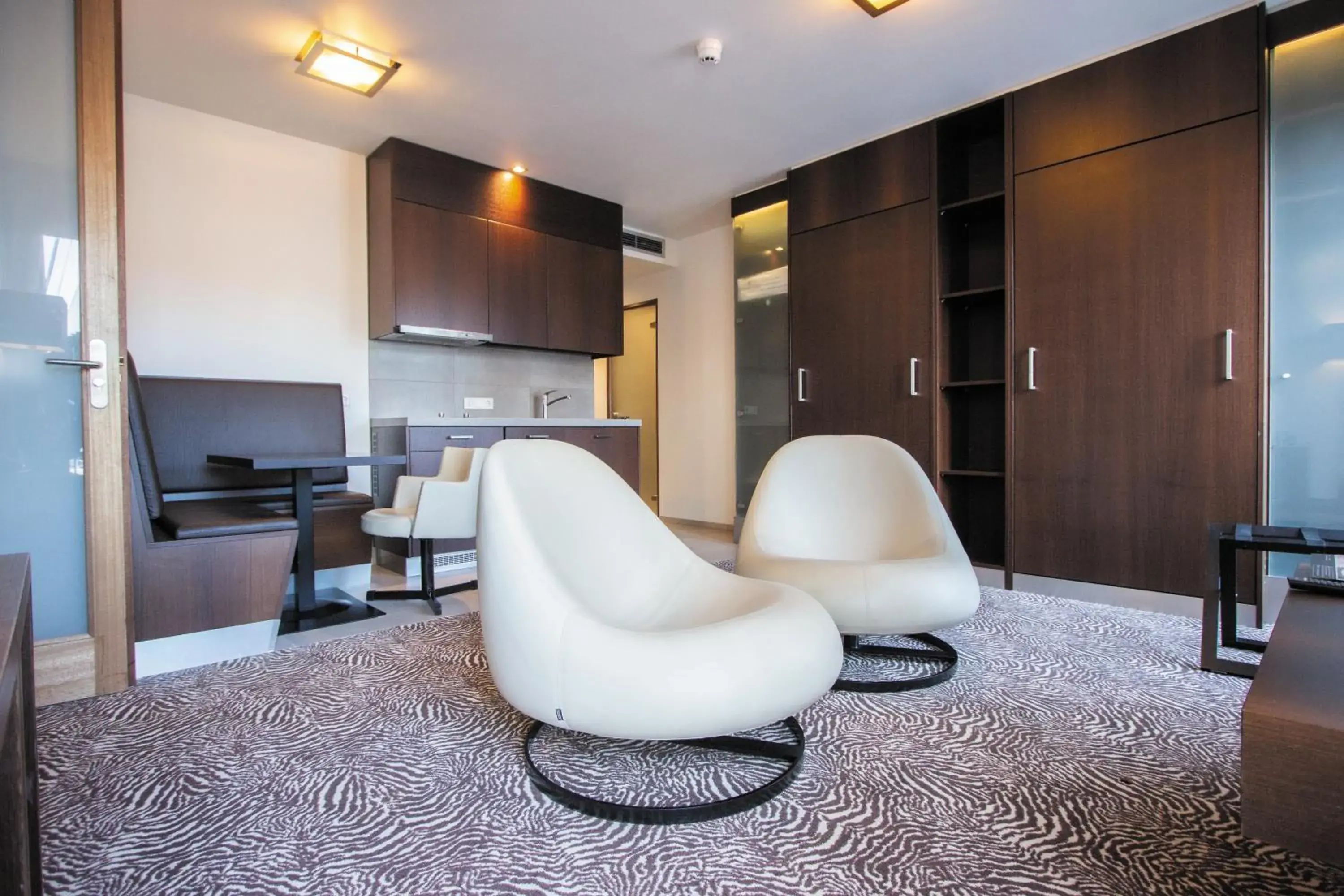 Kitchen or kitchenette, Seating Area in Golden Tulip West Ende