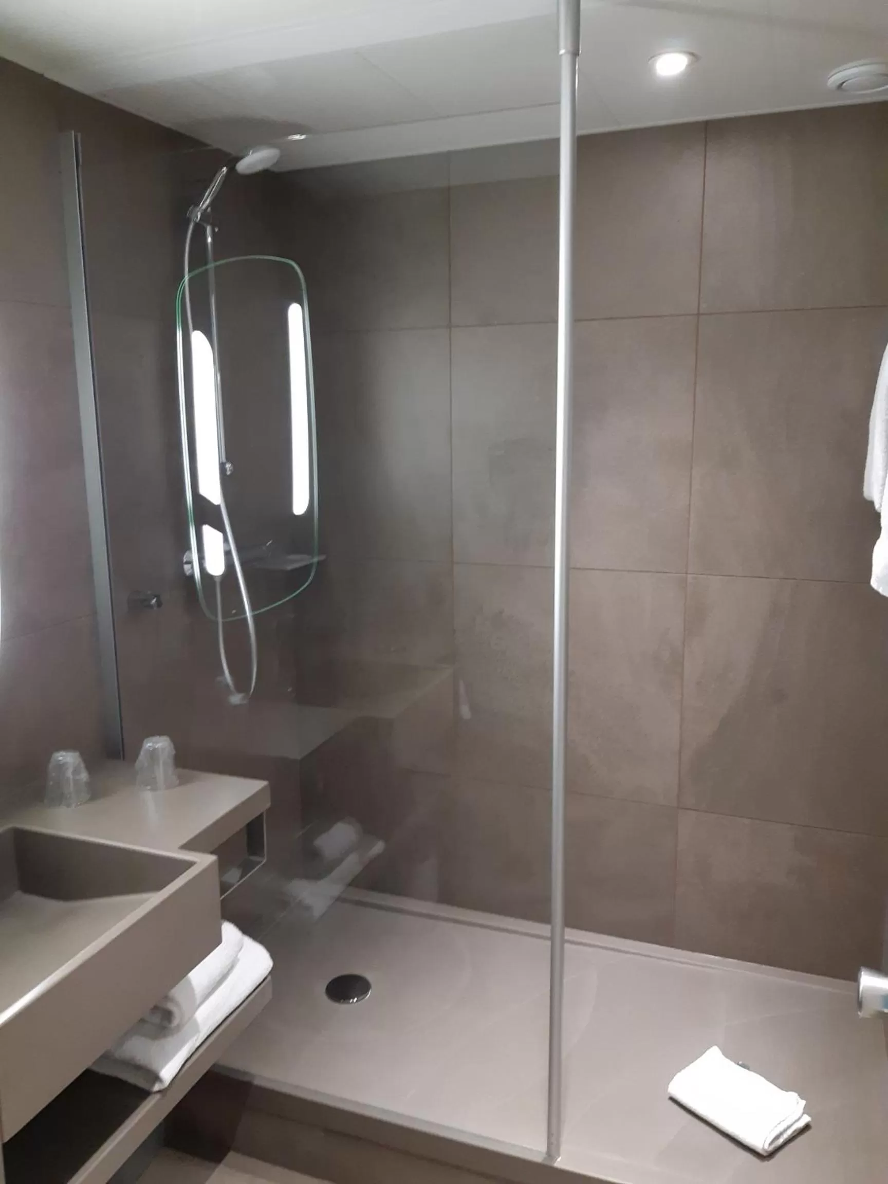 Shower in Novotel Le Mans