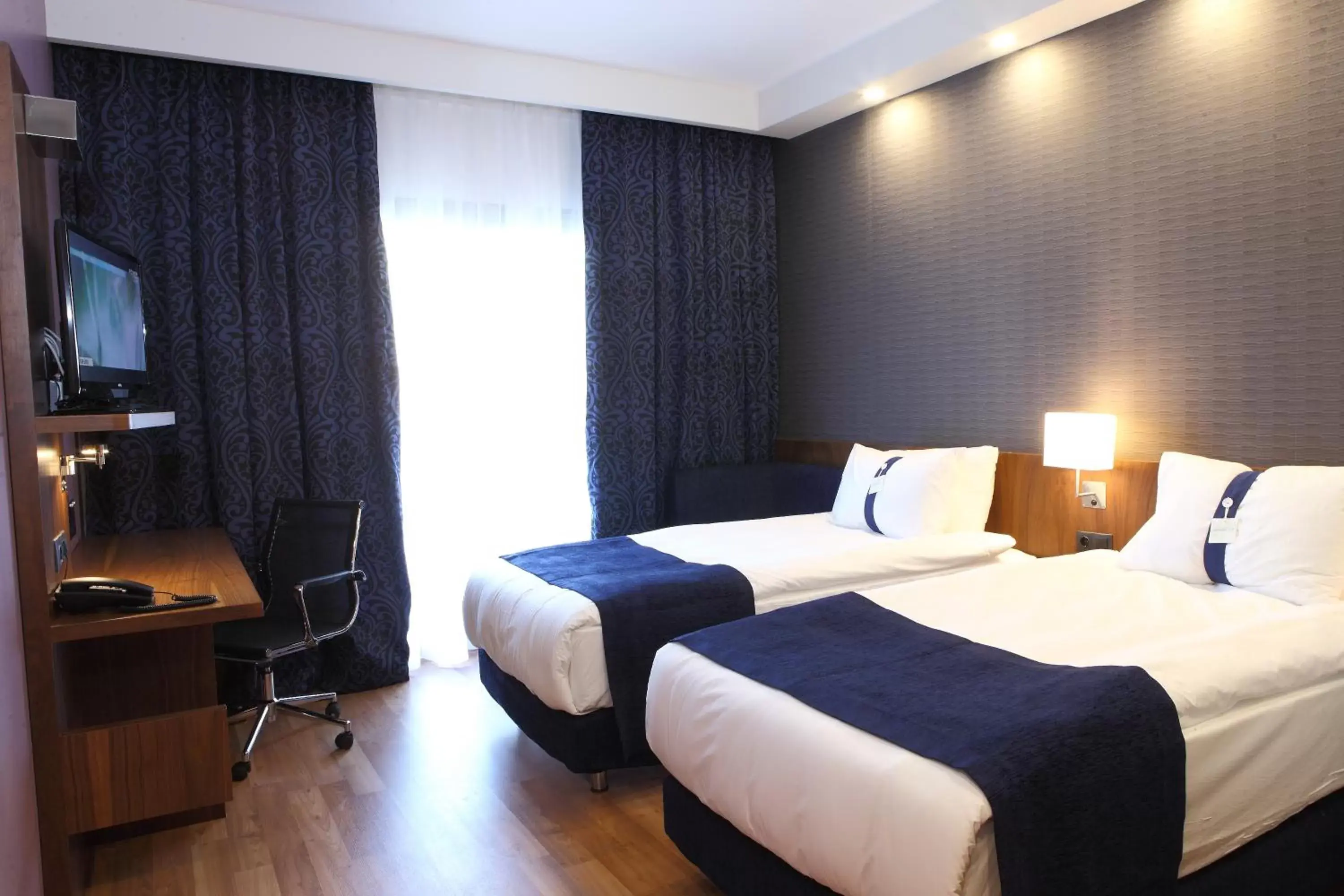 TV and multimedia, Bed in Holiday Inn Express Manisa-West, an IHG Hotel