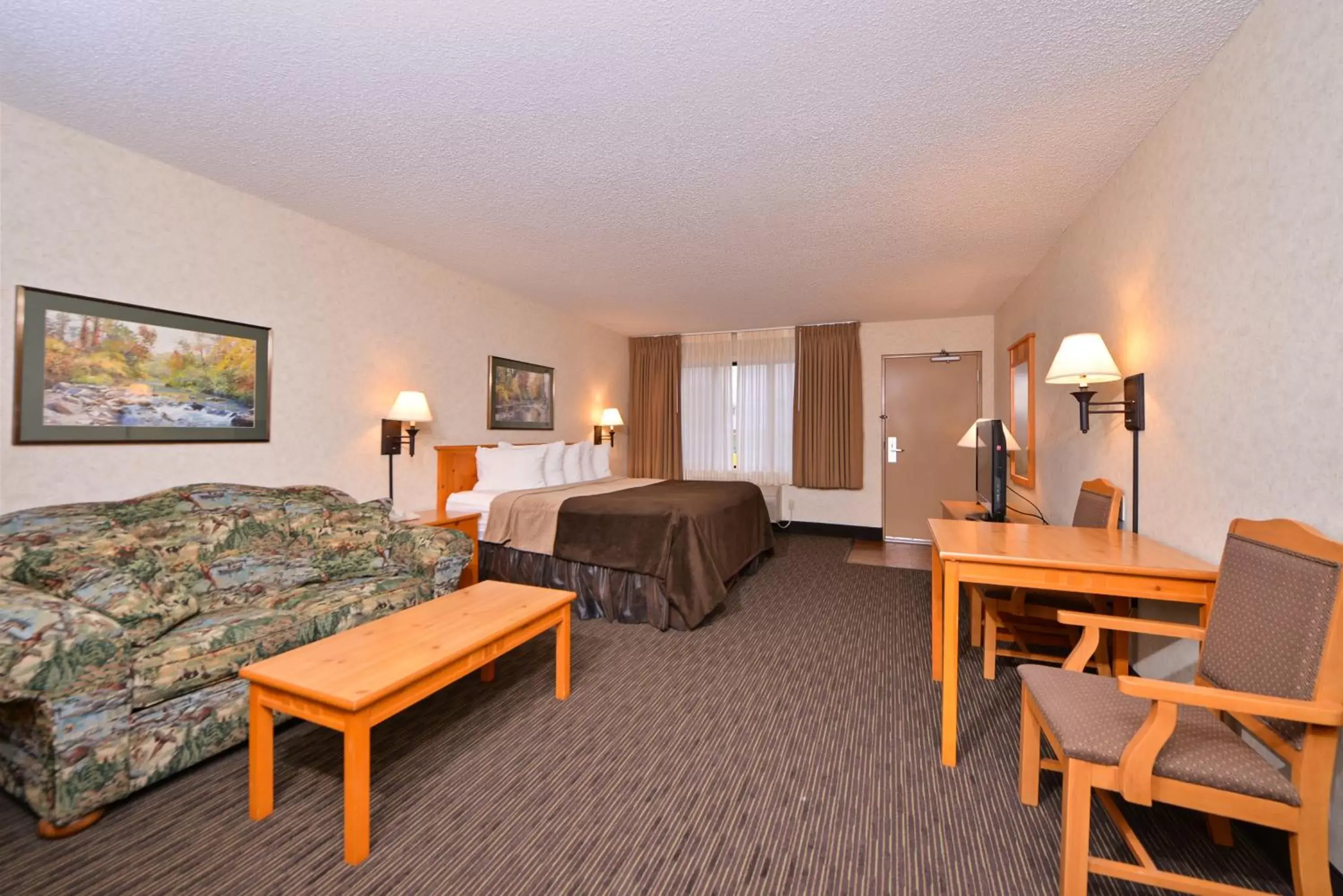 Photo of the whole room, Seating Area in Kelly Inn and Suites Mitchell