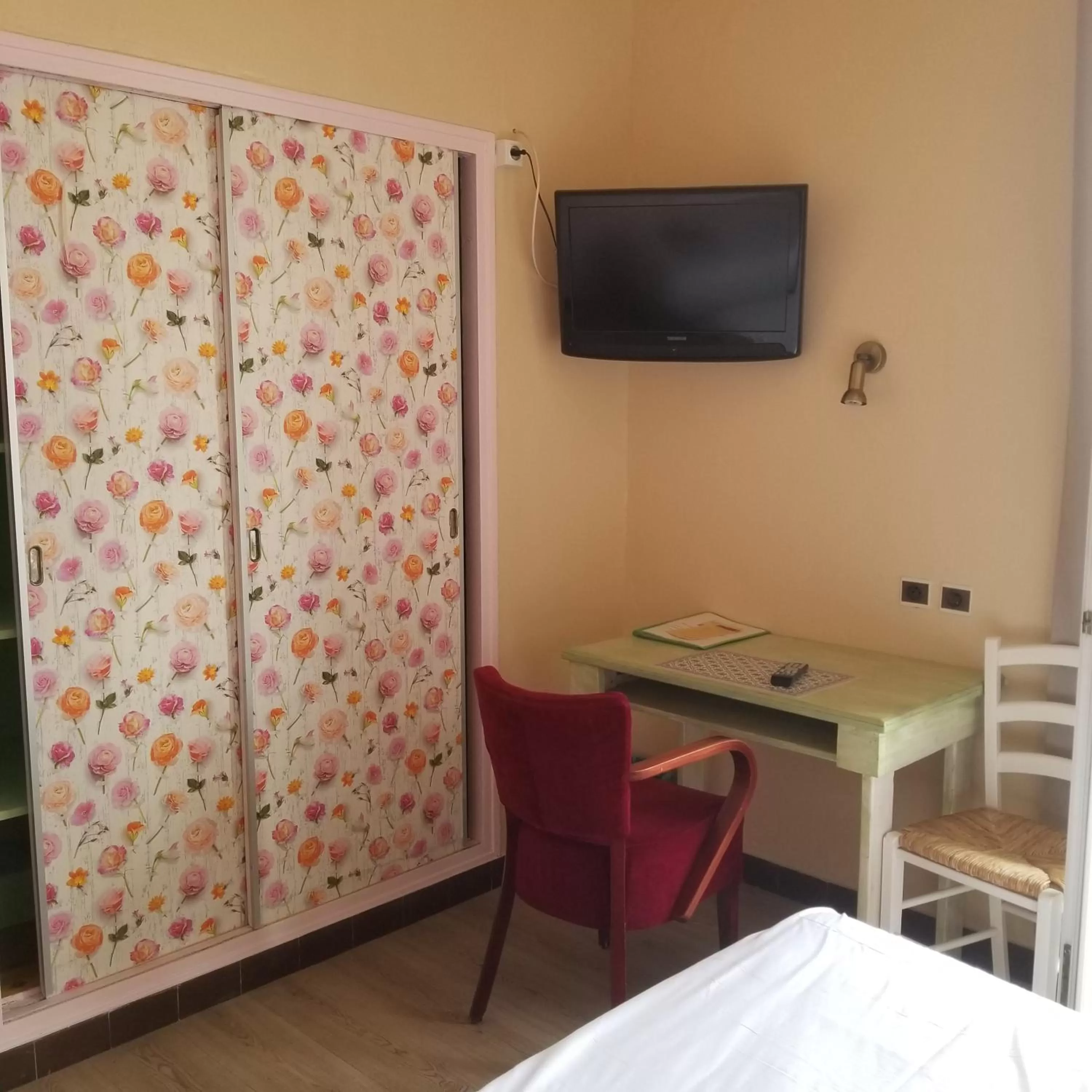 Bedroom, Bed in Logis hôtel du terreau