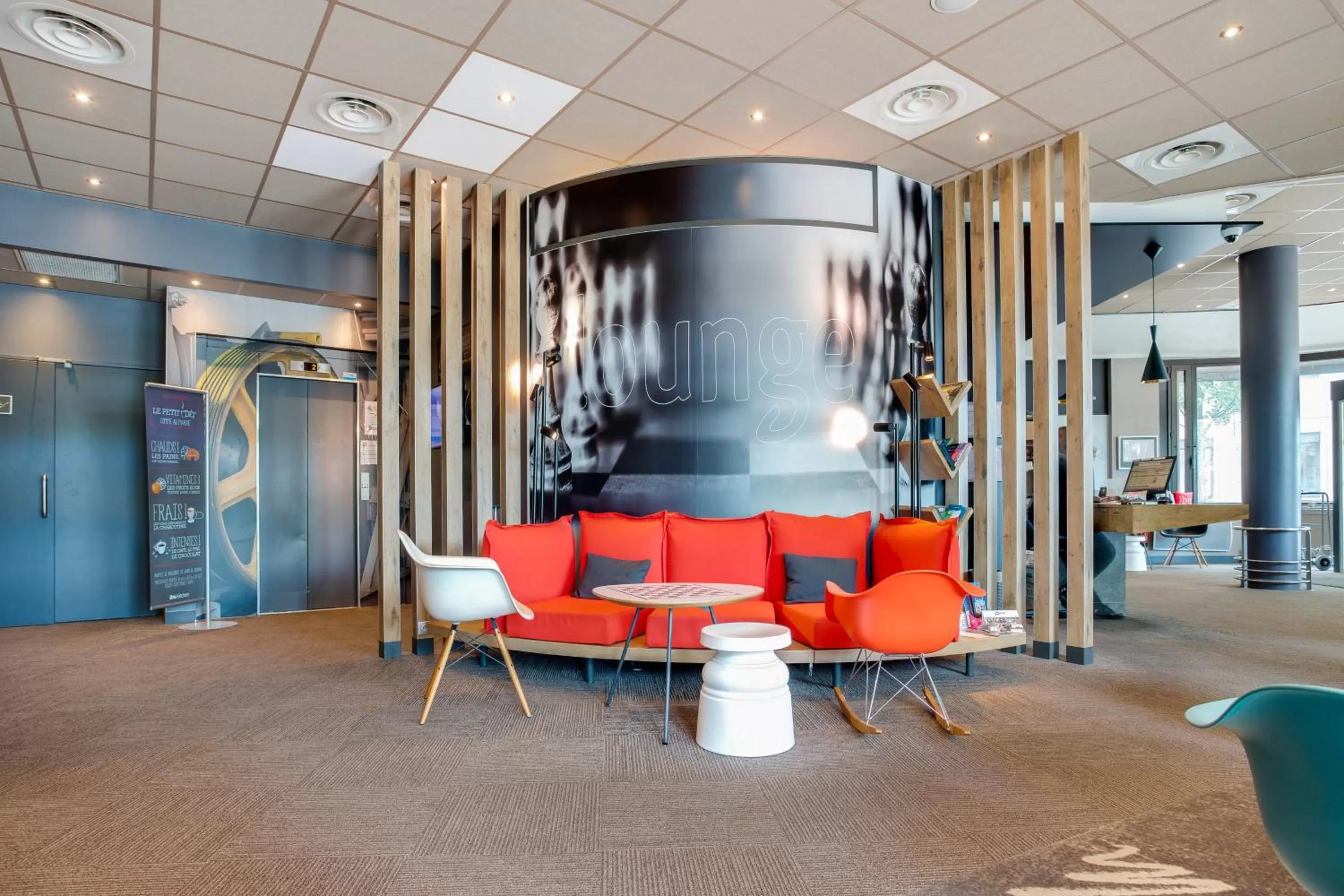 Seating area in ibis Angers Centre Chateau