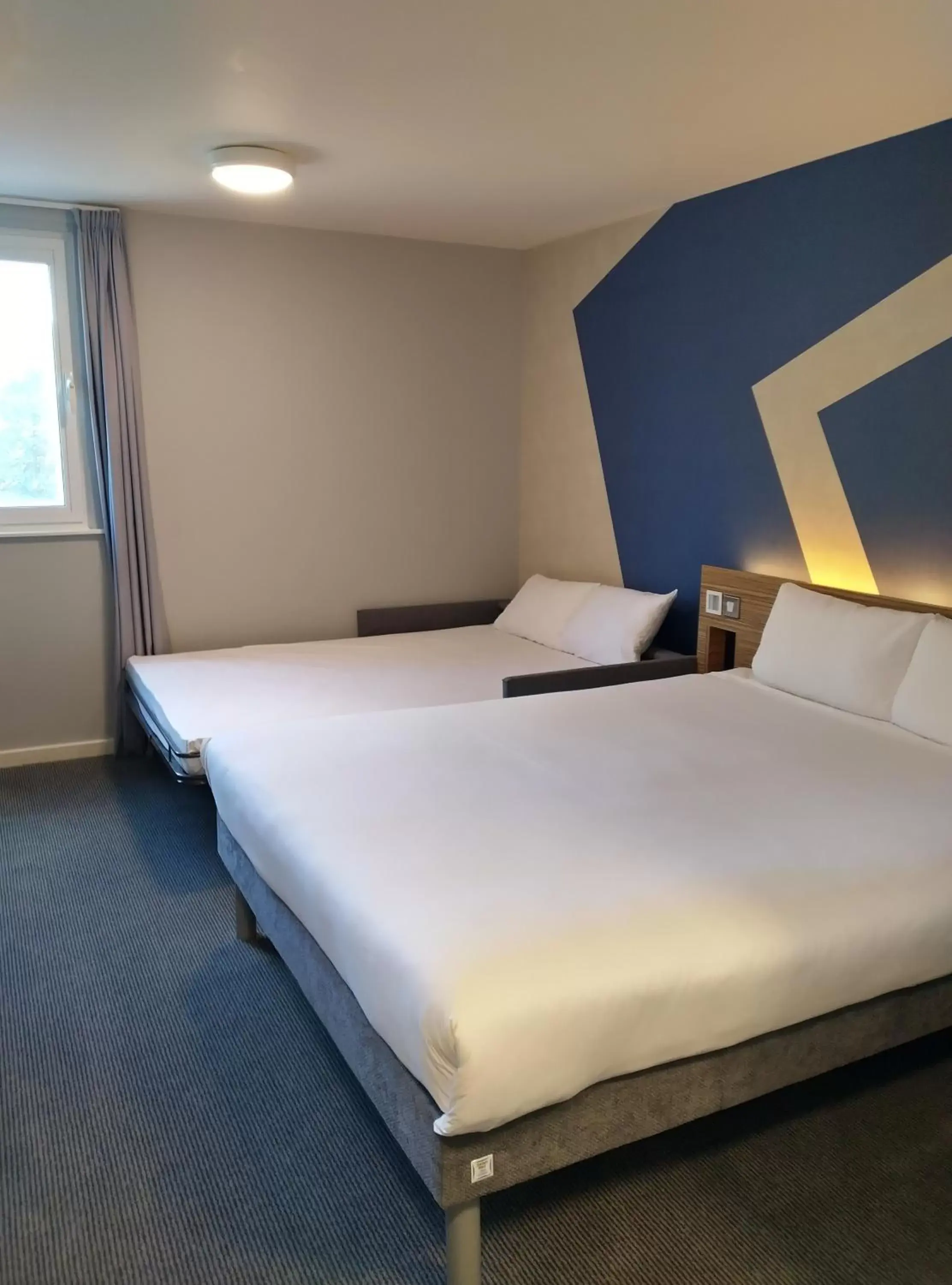 Bedroom, Bed in ibis budget London Heathrow Central