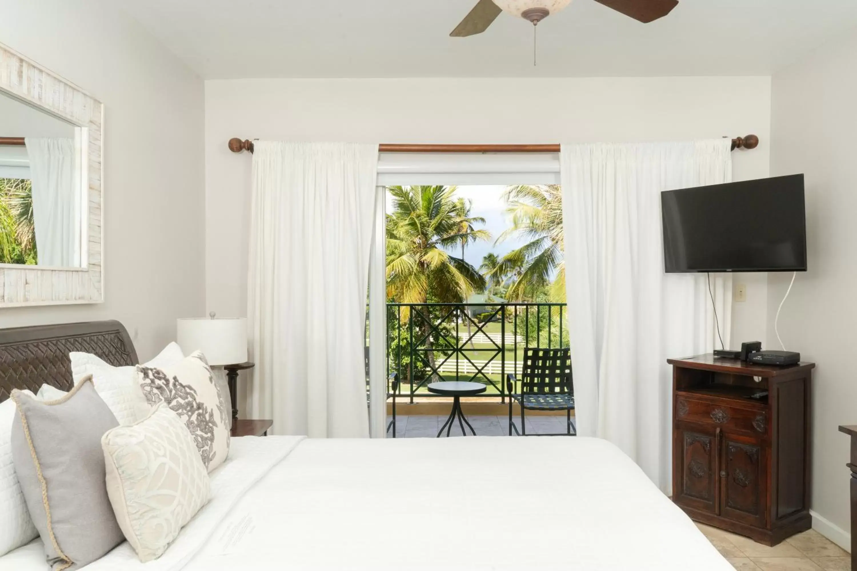 Bed in Villa Montaña Beach Resort