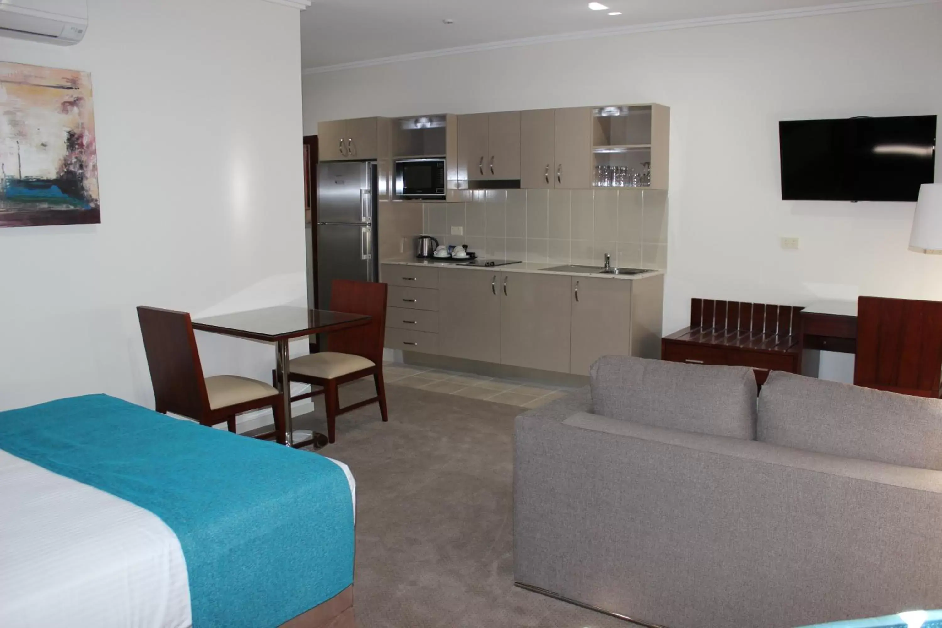 Kitchen or kitchenette, Seating Area in Quality Hotel Regent Rockhampton