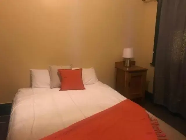 Bedroom, Bed in Bellbird Hotel