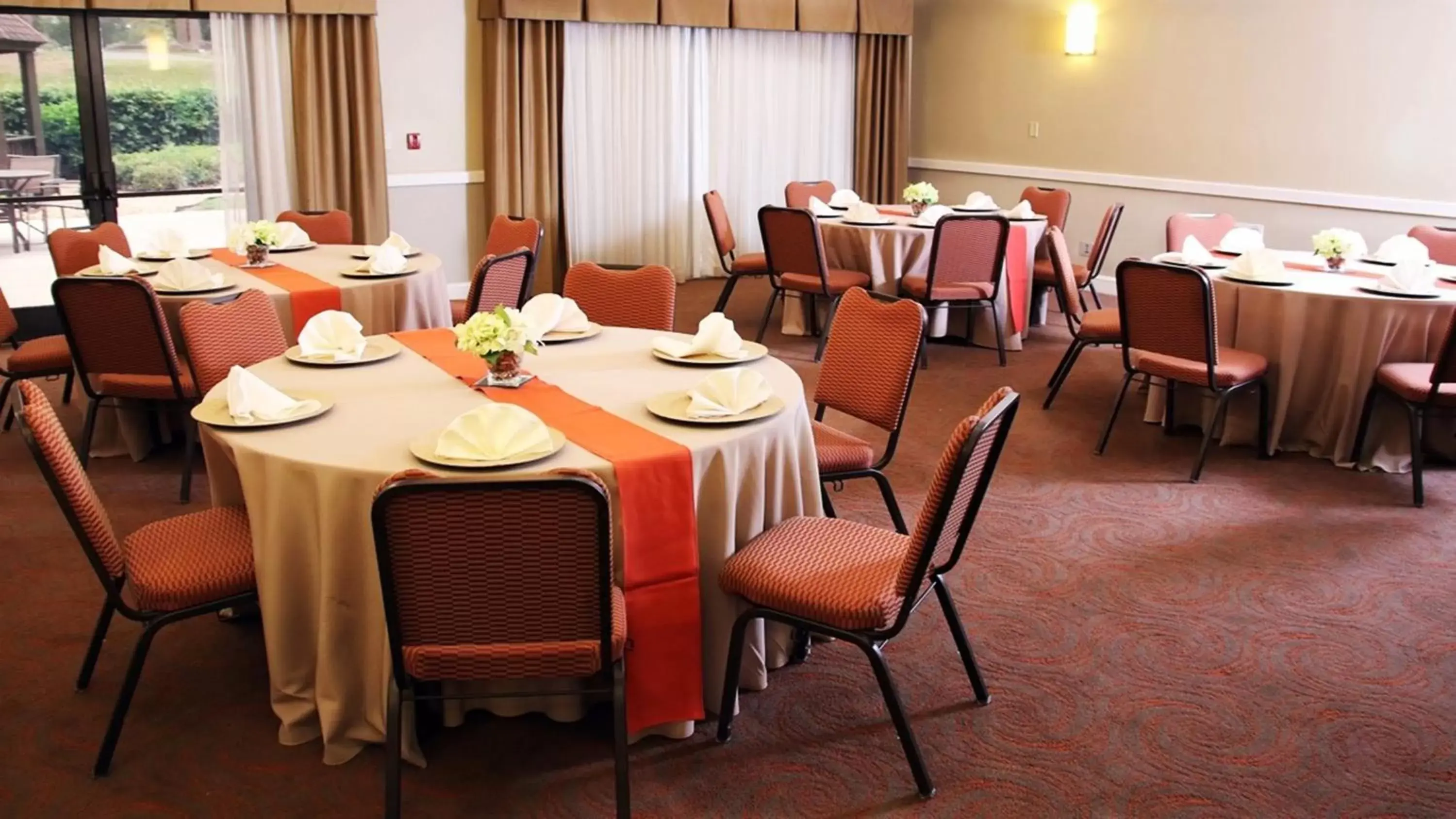 Meeting/conference room, Restaurant/Places to Eat in Holiday Inn Express Tifton, an IHG Hotel