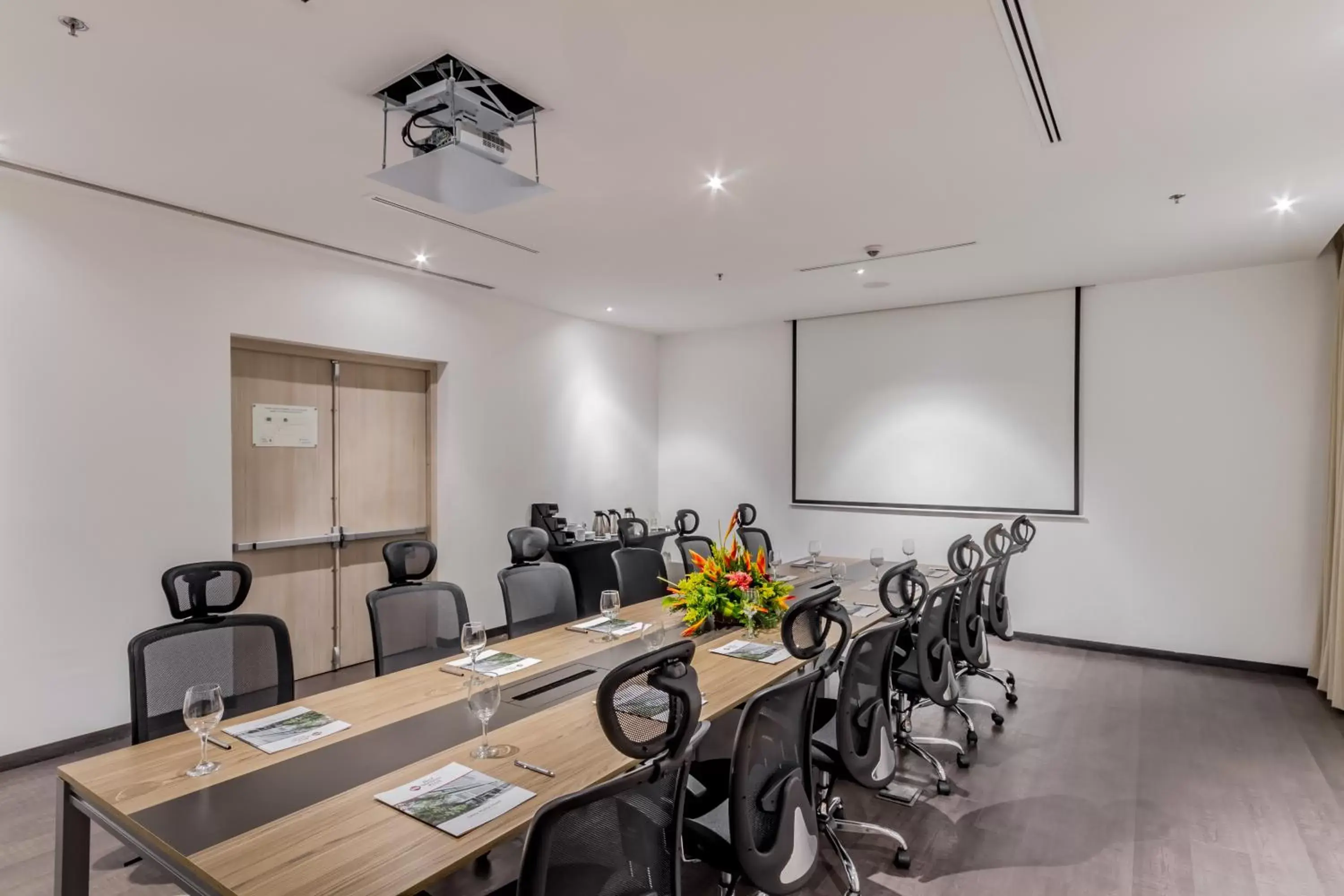 Meeting/conference room, Kitchen/Kitchenette in Best Western Plus Santa Marta Hotel