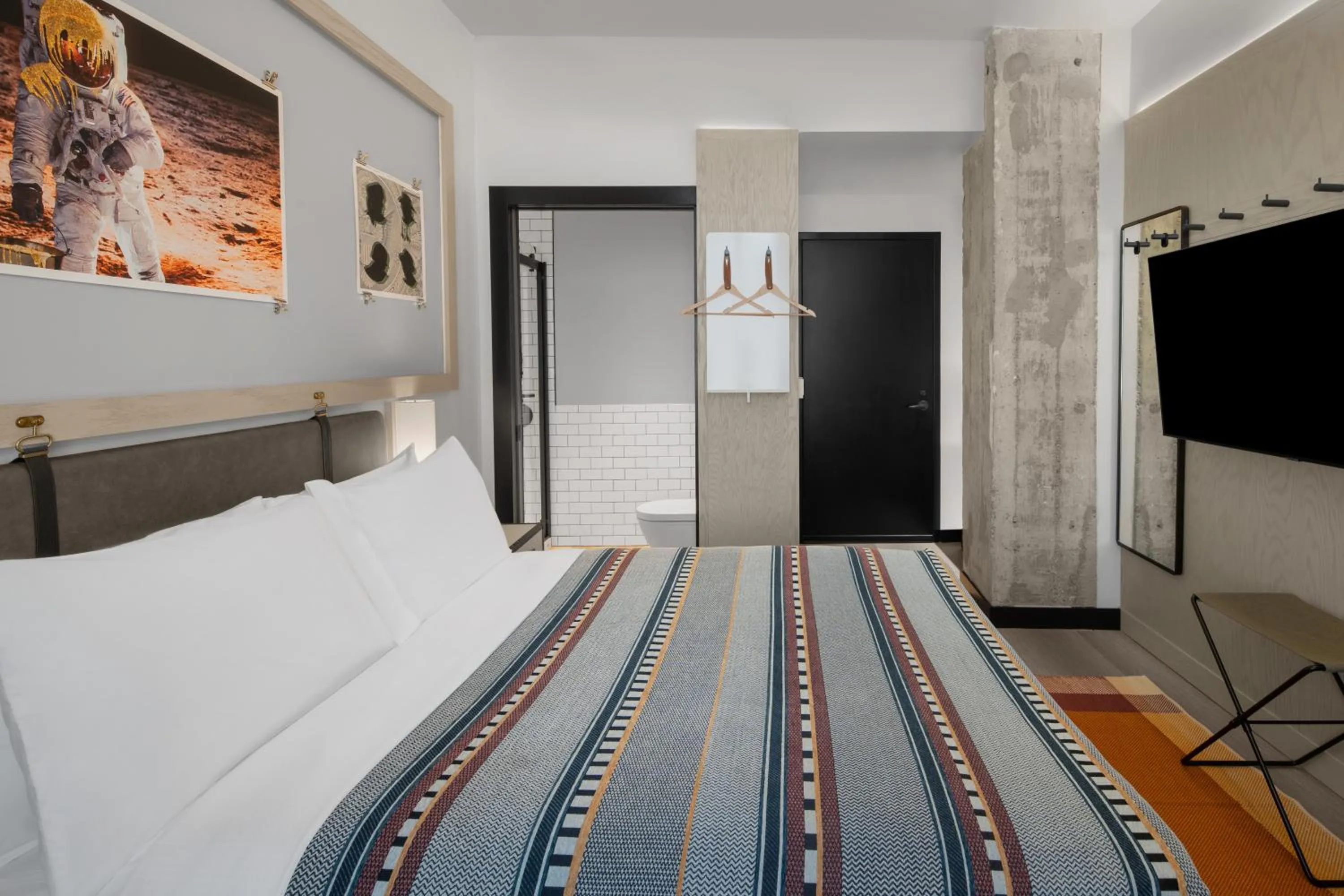 Photo of the whole room, Bed in Moxy Houston Downtown