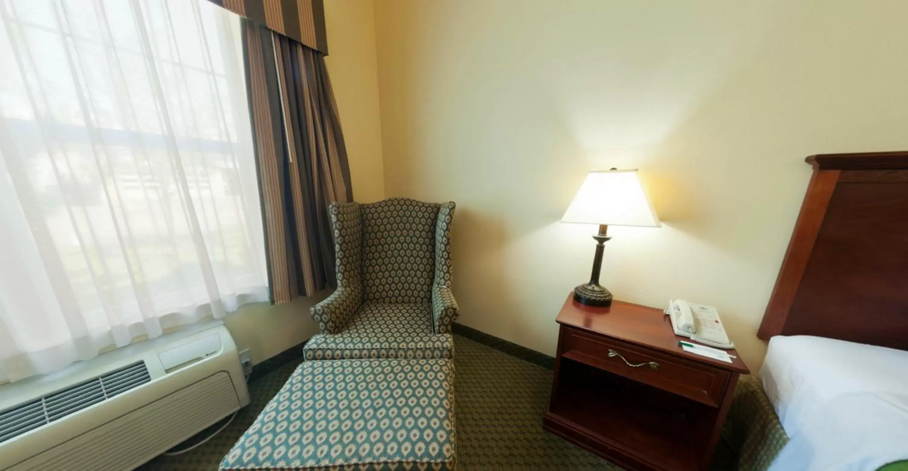 Seating Area in Country Inn & Suites by Radisson, St. Cloud East, MN