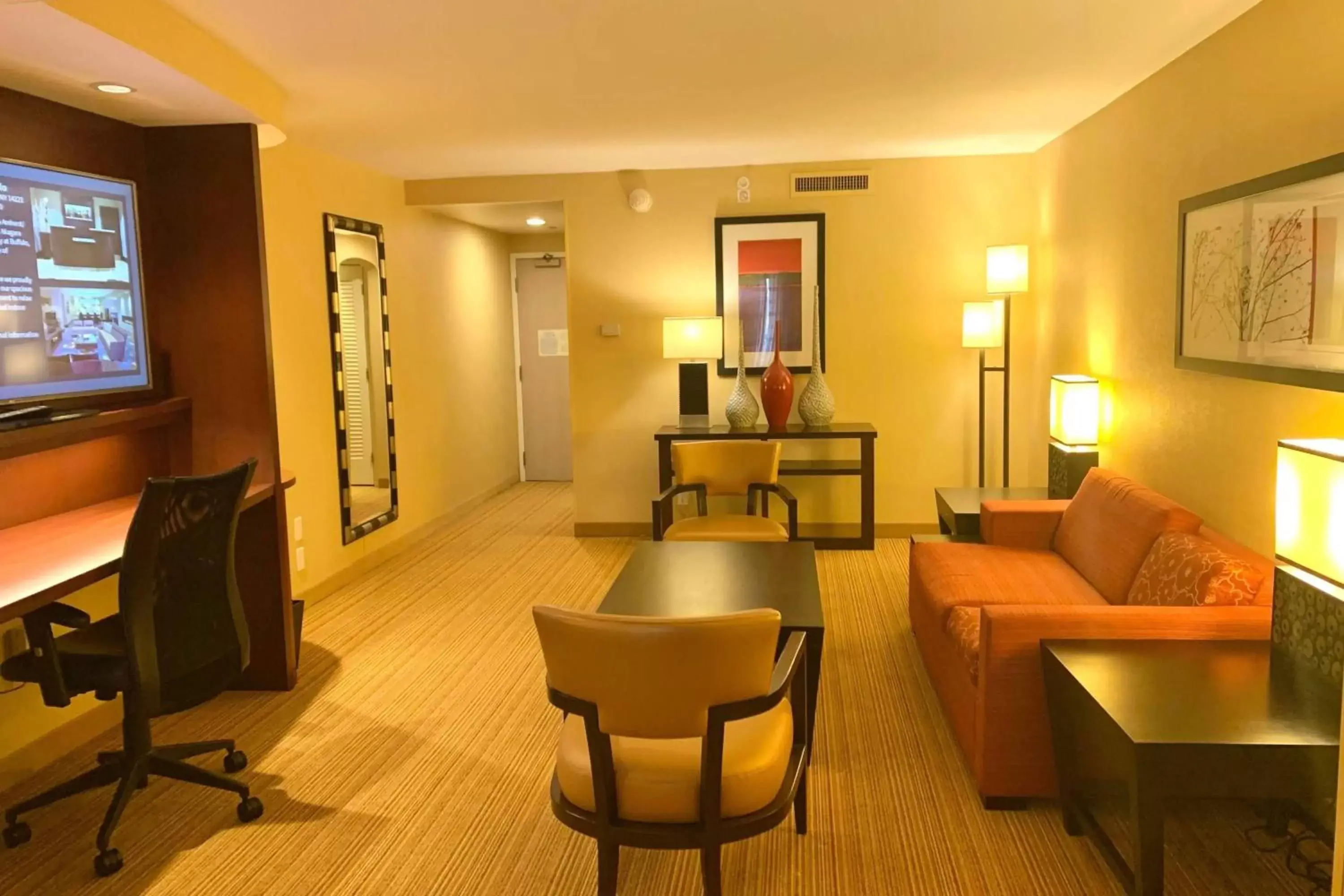 Bedroom, Seating Area in Courtyard by Marriott Buffalo Amherst/University