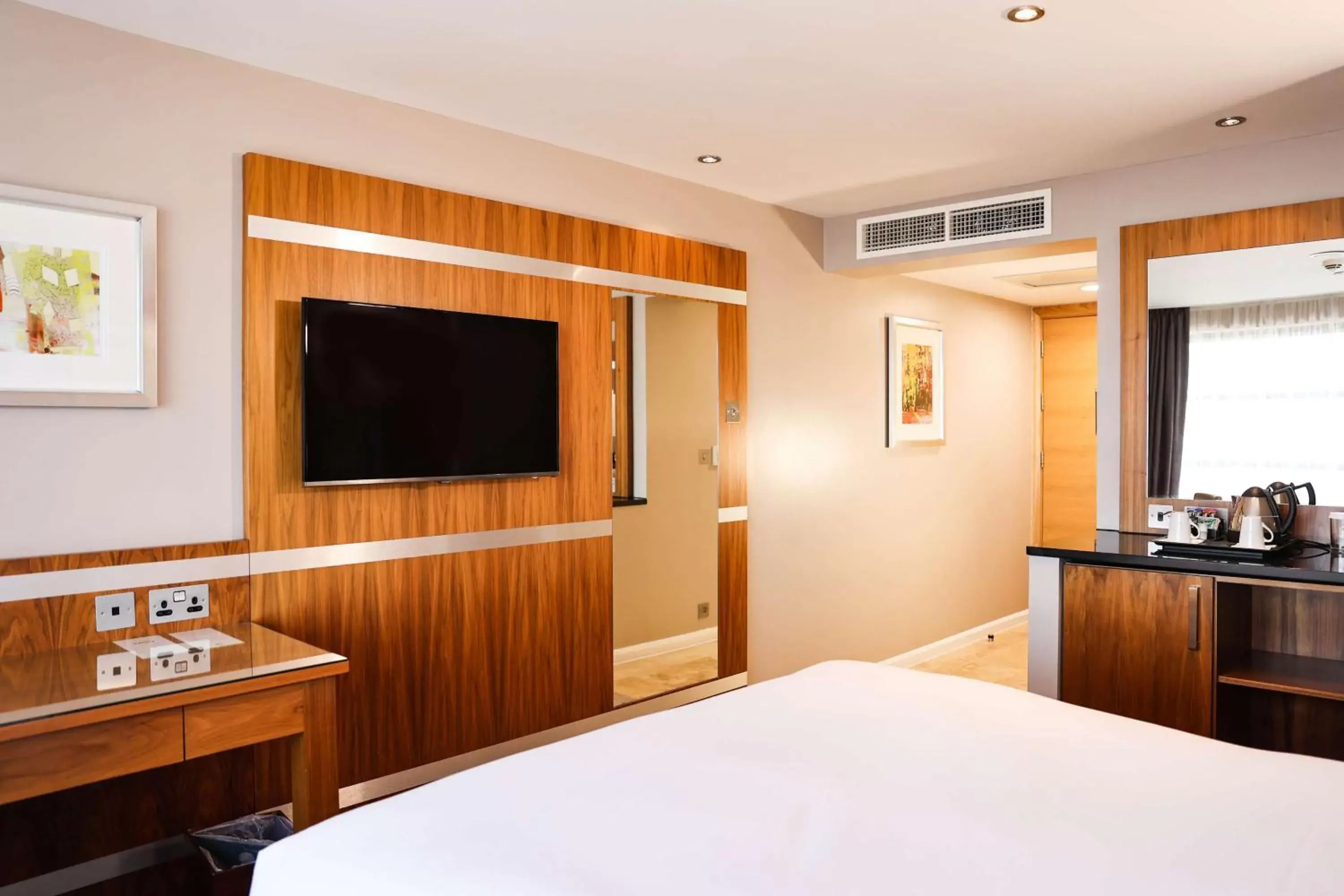 Bedroom, TV/Entertainment Center in DoubleTree By Hilton Milton Keynes