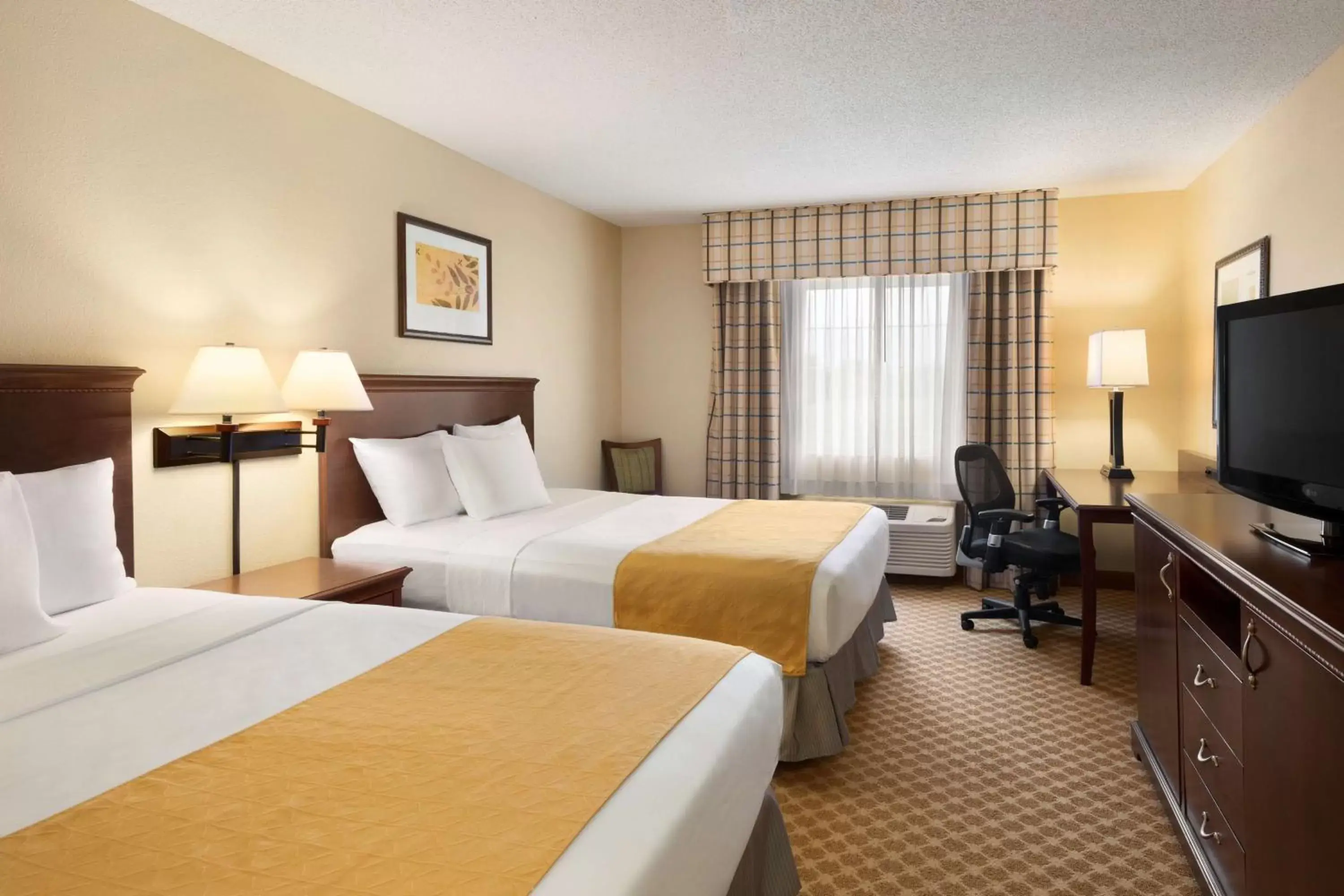 Bed in Country Inn & Suites by Radisson, Owatonna, MN