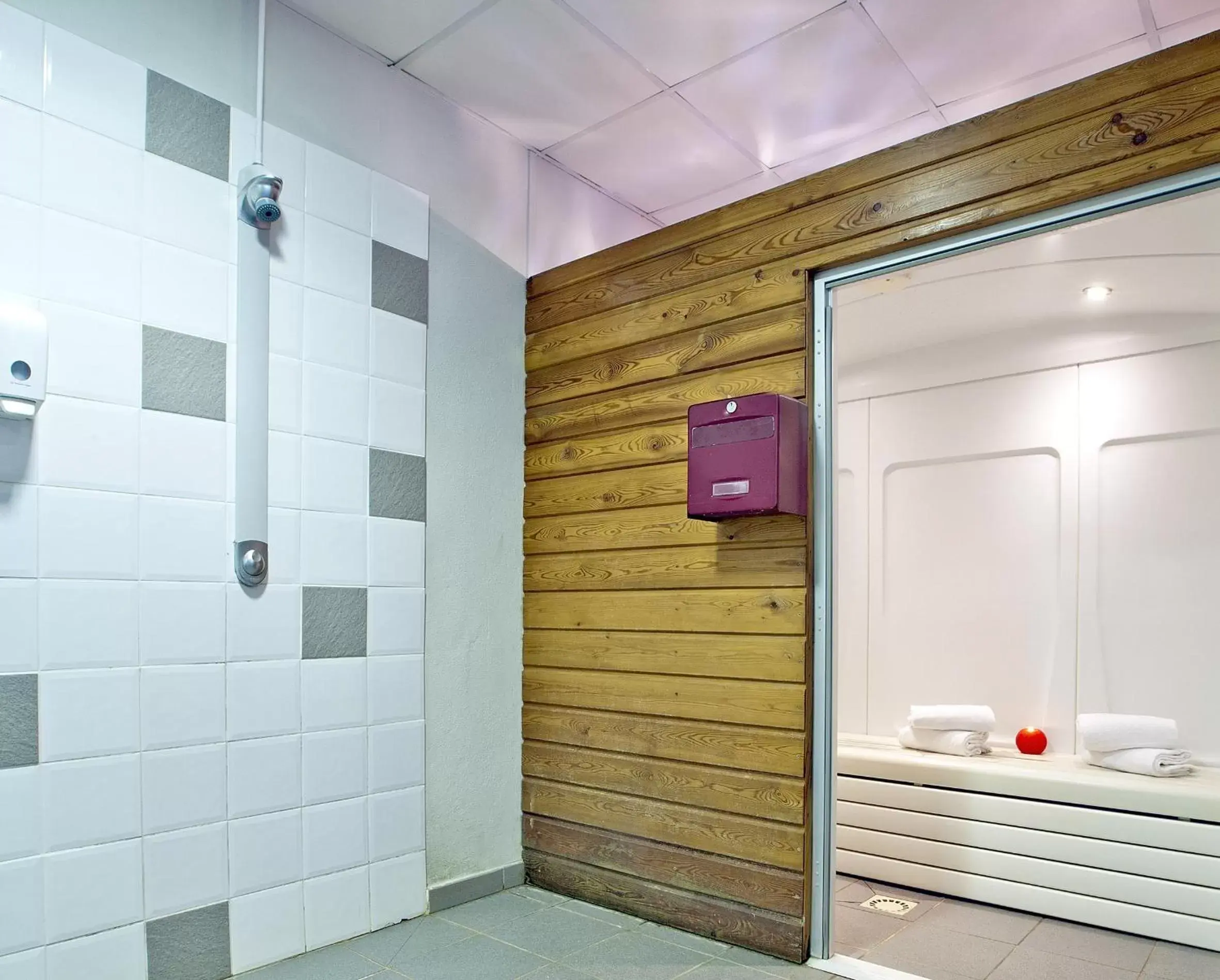 Steam room, Bathroom in Cerise Carcassonne Sud