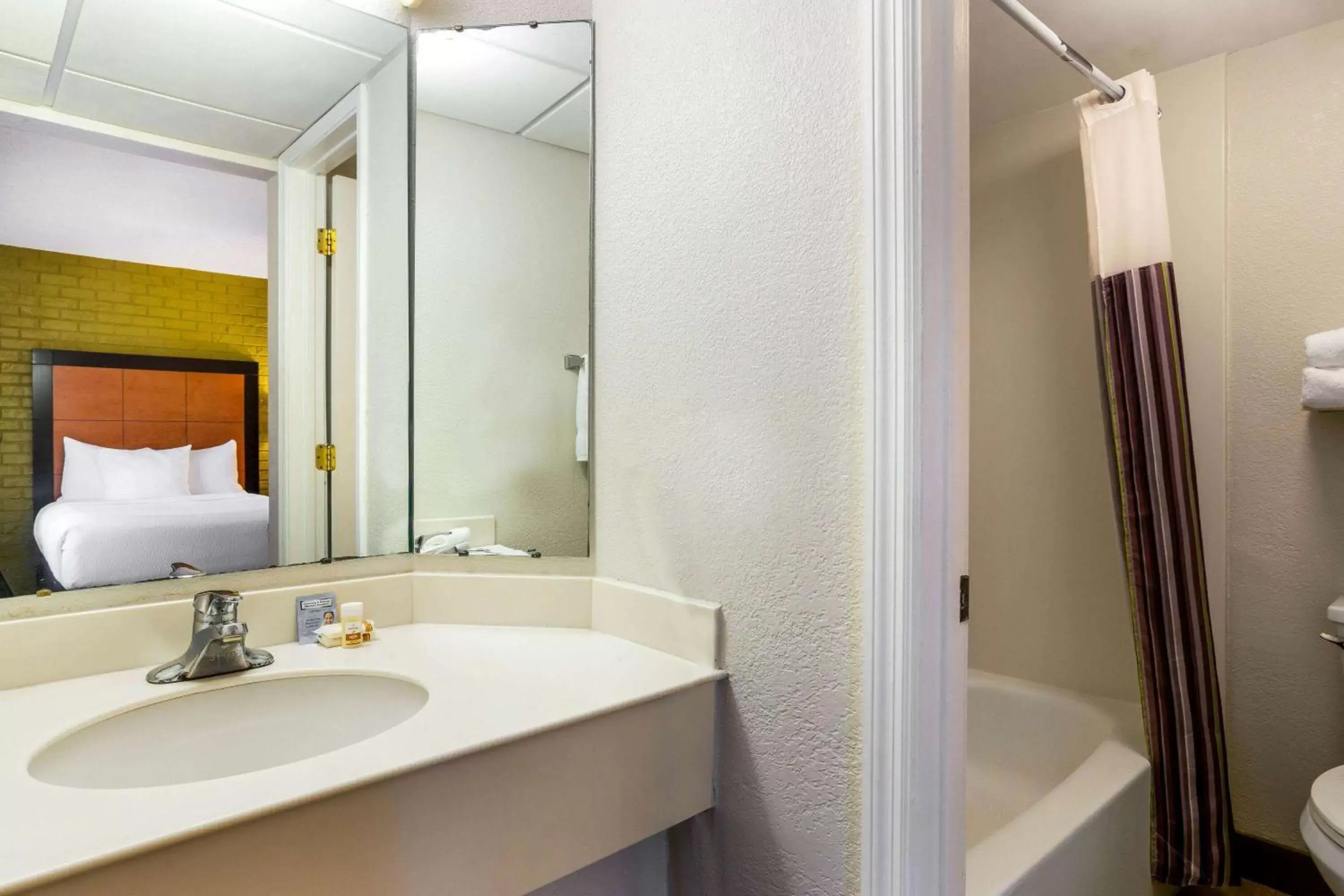 TV and multimedia, Bathroom in La Quinta Inn Tampa Airport Stadium Westshore