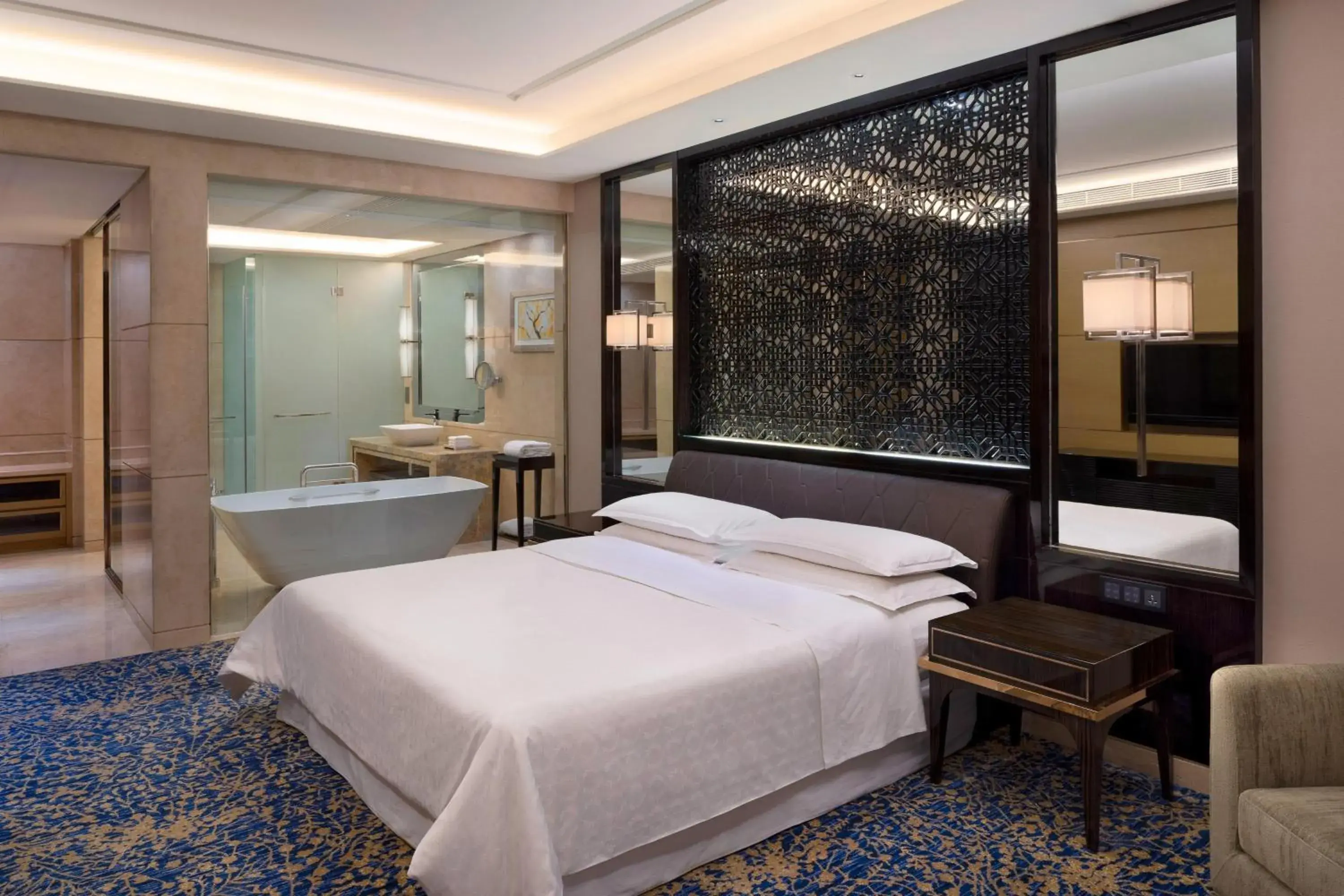 Bedroom, Bed in Sheraton Changchun Jingyuetan Hotel