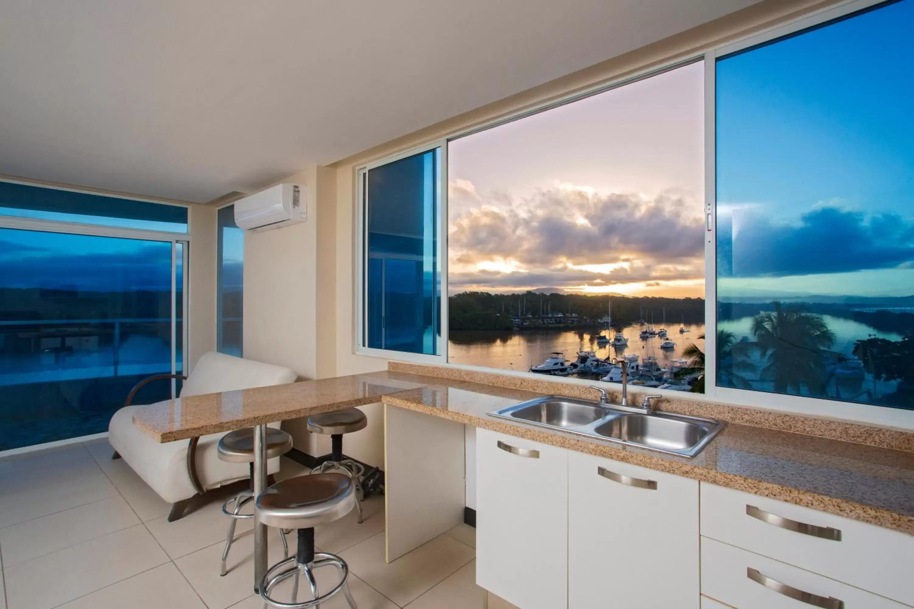 Kitchen/Kitchenette in Puerto Azul Resort & Club Nautico