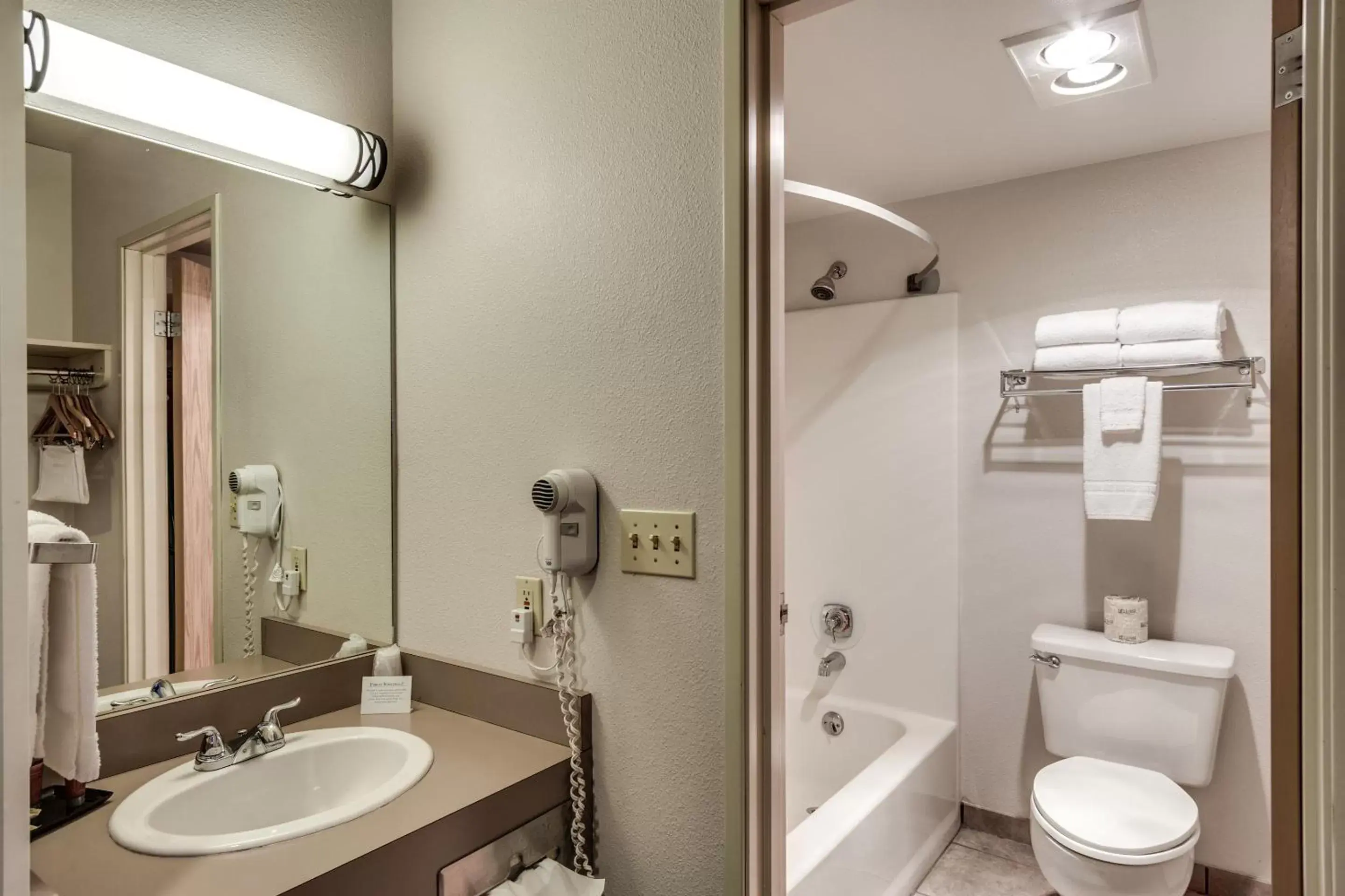Bathroom in SureStay Plus Hotel by Best Western Post Falls