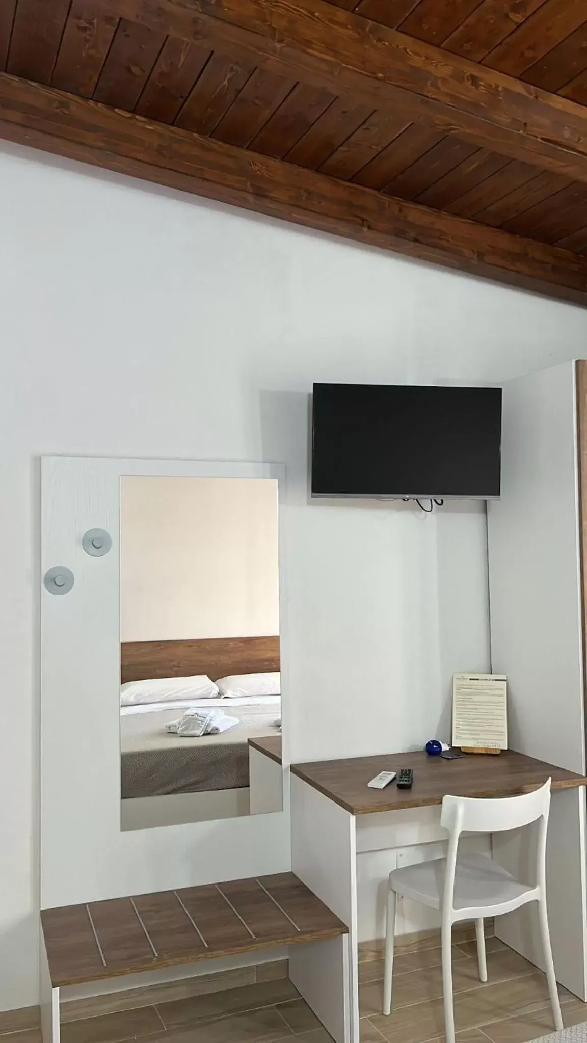 Bed, TV/Entertainment Center in B&B Vittorio Emanuele