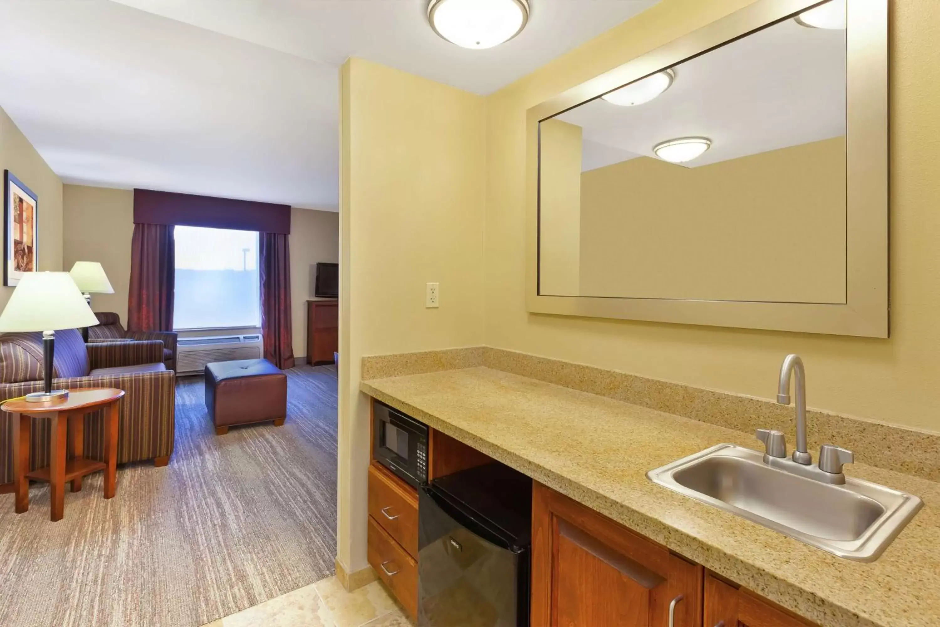 Bedroom, Kitchen/Kitchenette in Hampton Inn & Suites Exmore - Eastern Shore